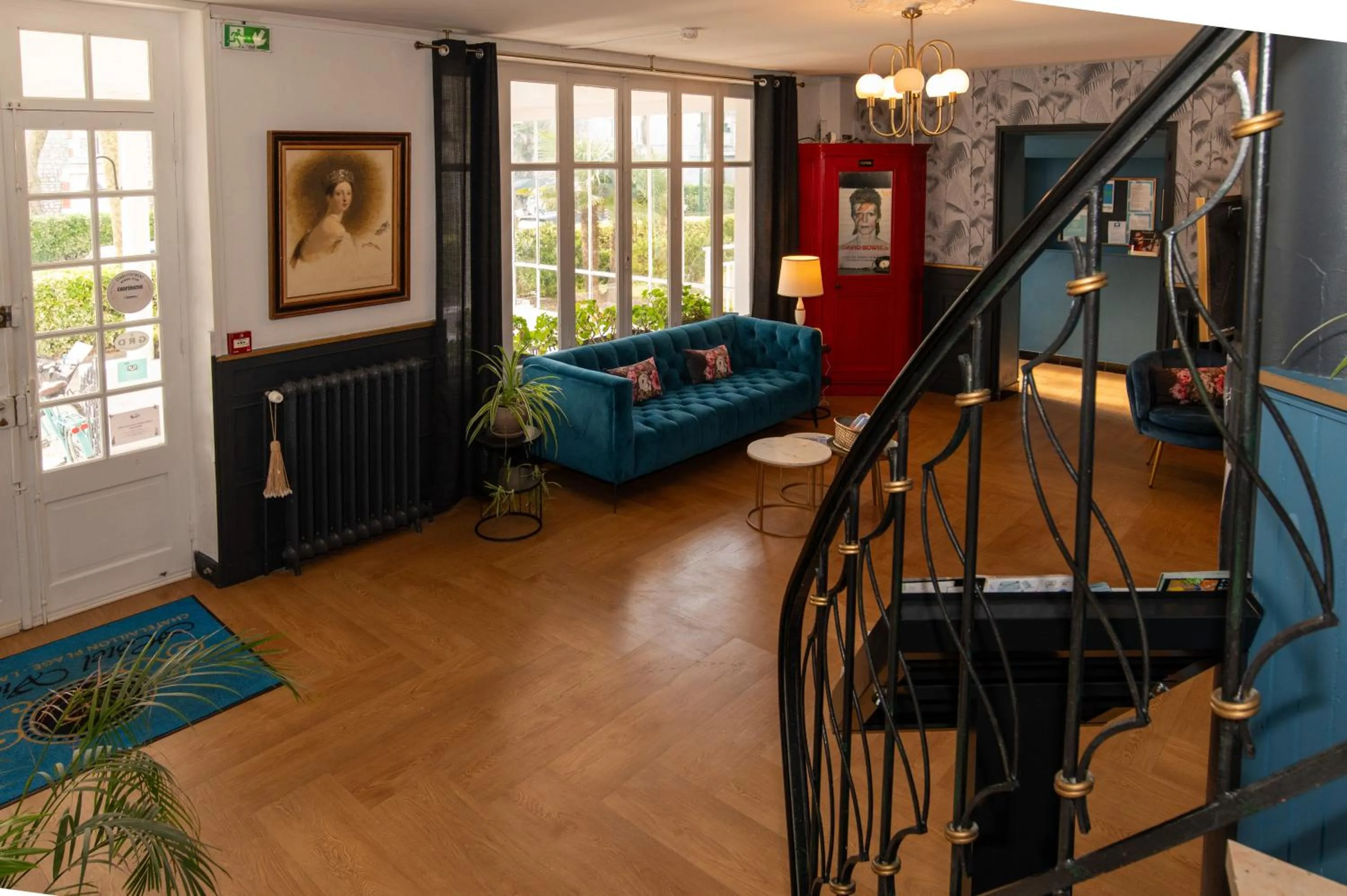 Lobby or reception in The Originals Boutique, Hôtel Victoria, Châtelaillon-Plage