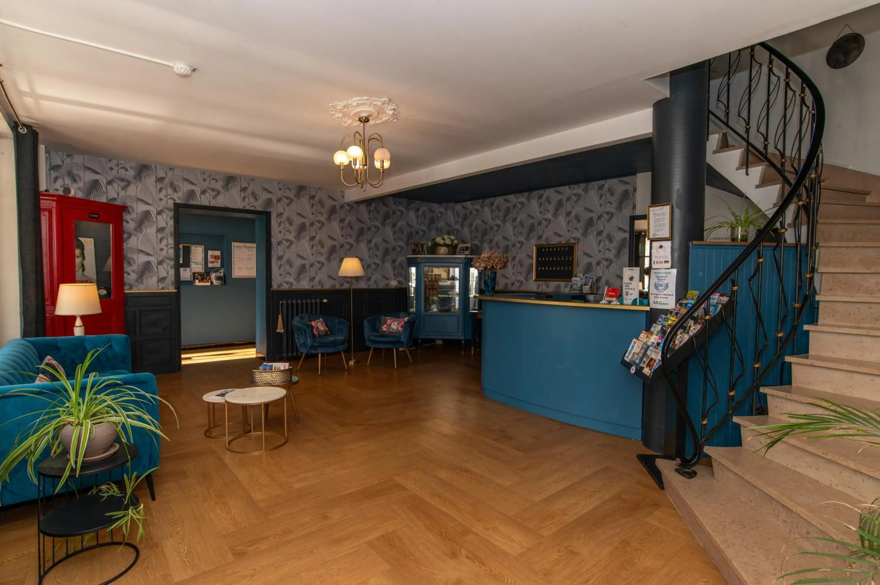 Lobby or reception in The Originals Boutique, Hôtel Victoria, Châtelaillon-Plage
