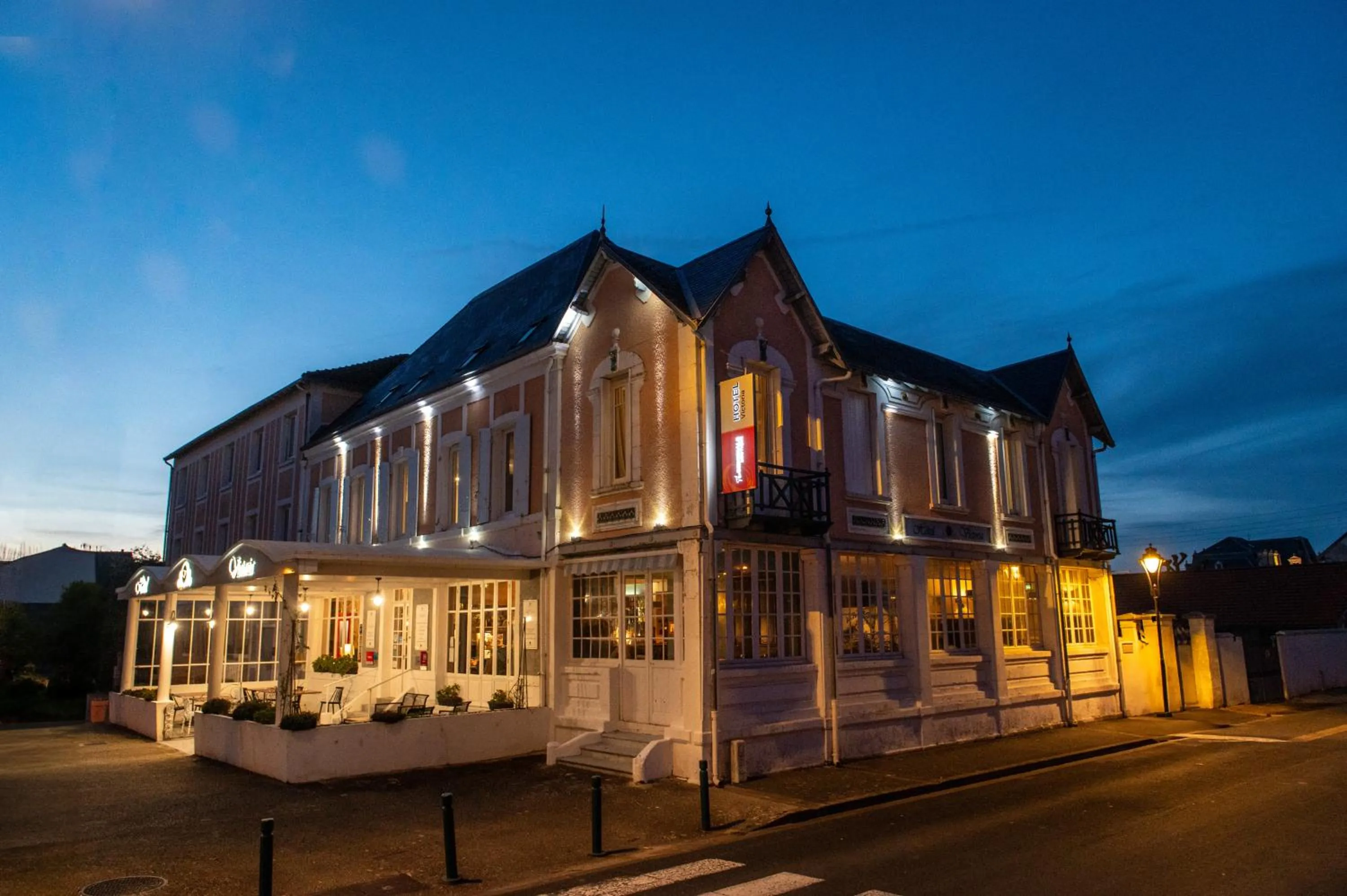 Facade/entrance in The Originals Boutique, Hôtel Victoria, Châtelaillon-Plage