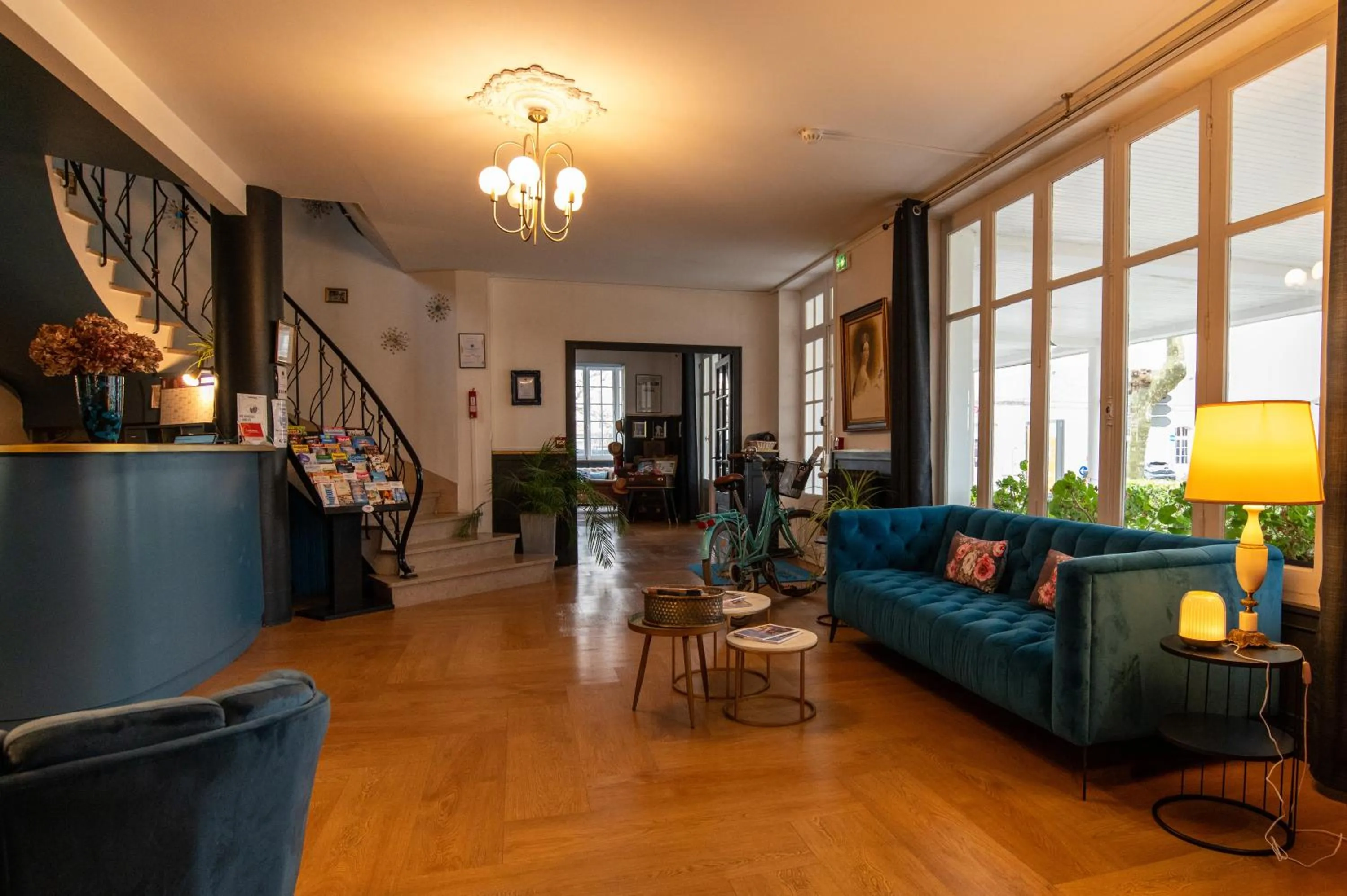 Lobby or reception in The Originals Boutique, Hôtel Victoria, Châtelaillon-Plage