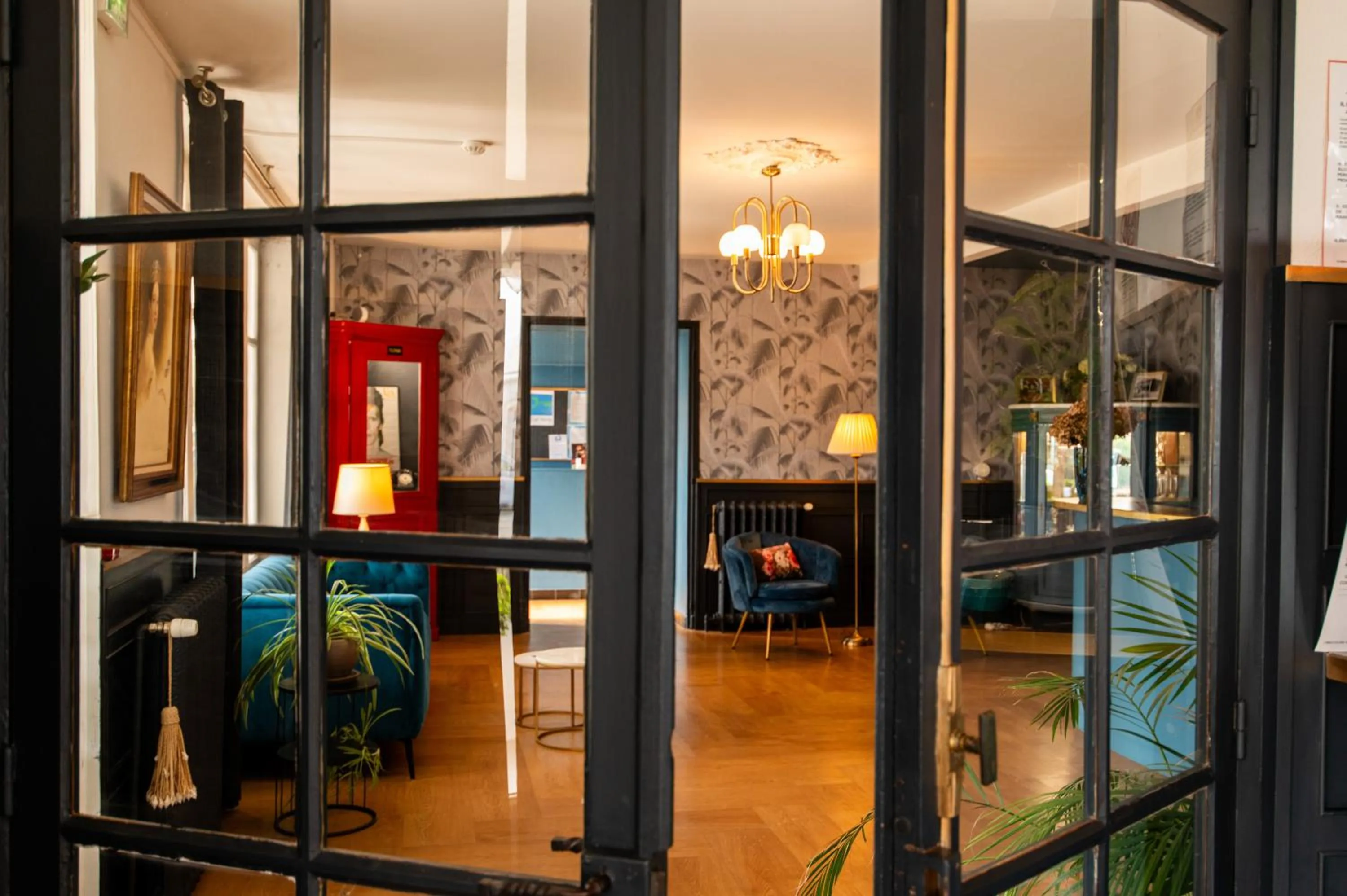 Lobby or reception in The Originals Boutique, Hôtel Victoria, Châtelaillon-Plage