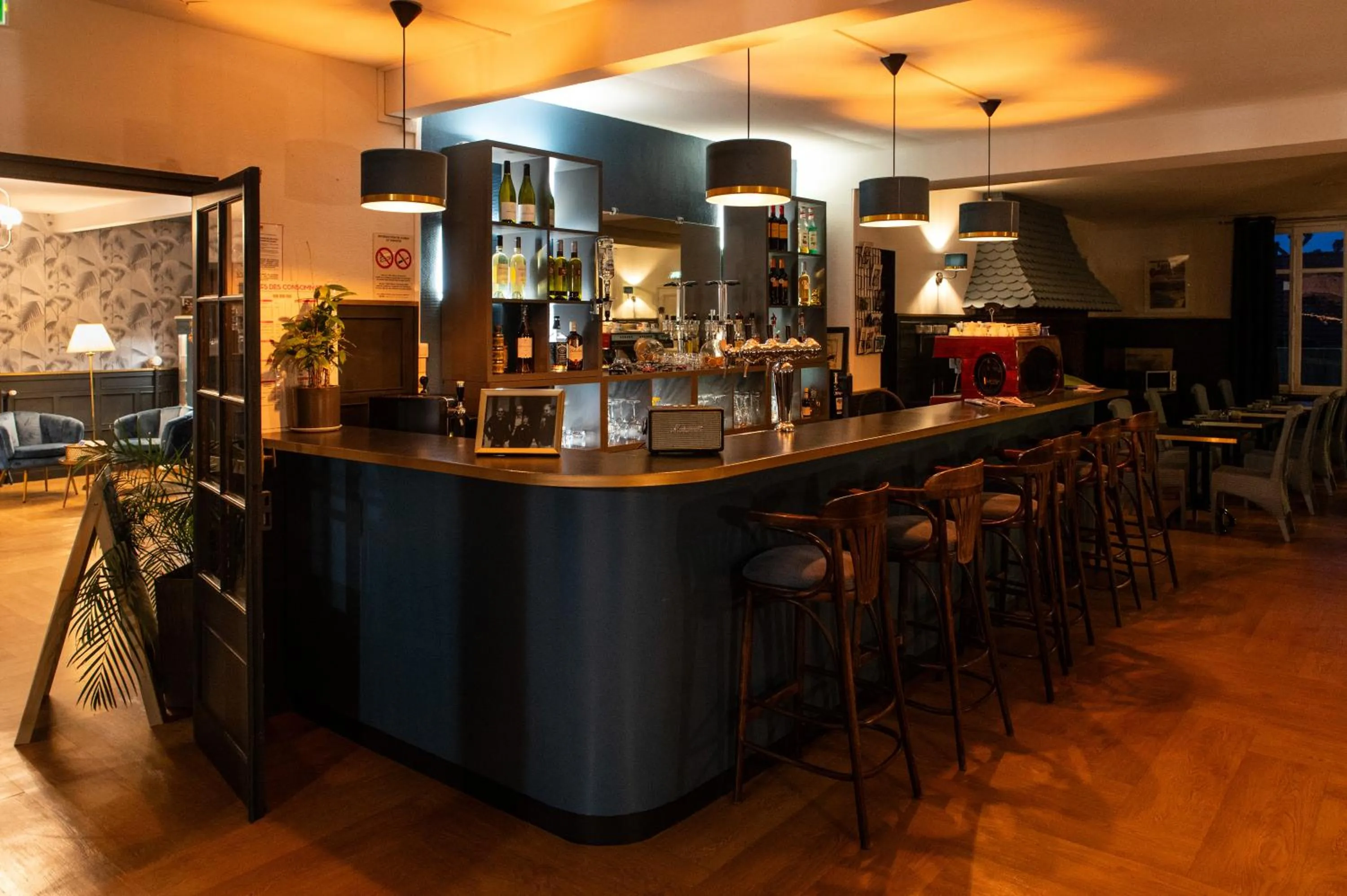 Lounge or bar in The Originals Boutique, Hôtel Victoria, Châtelaillon-Plage