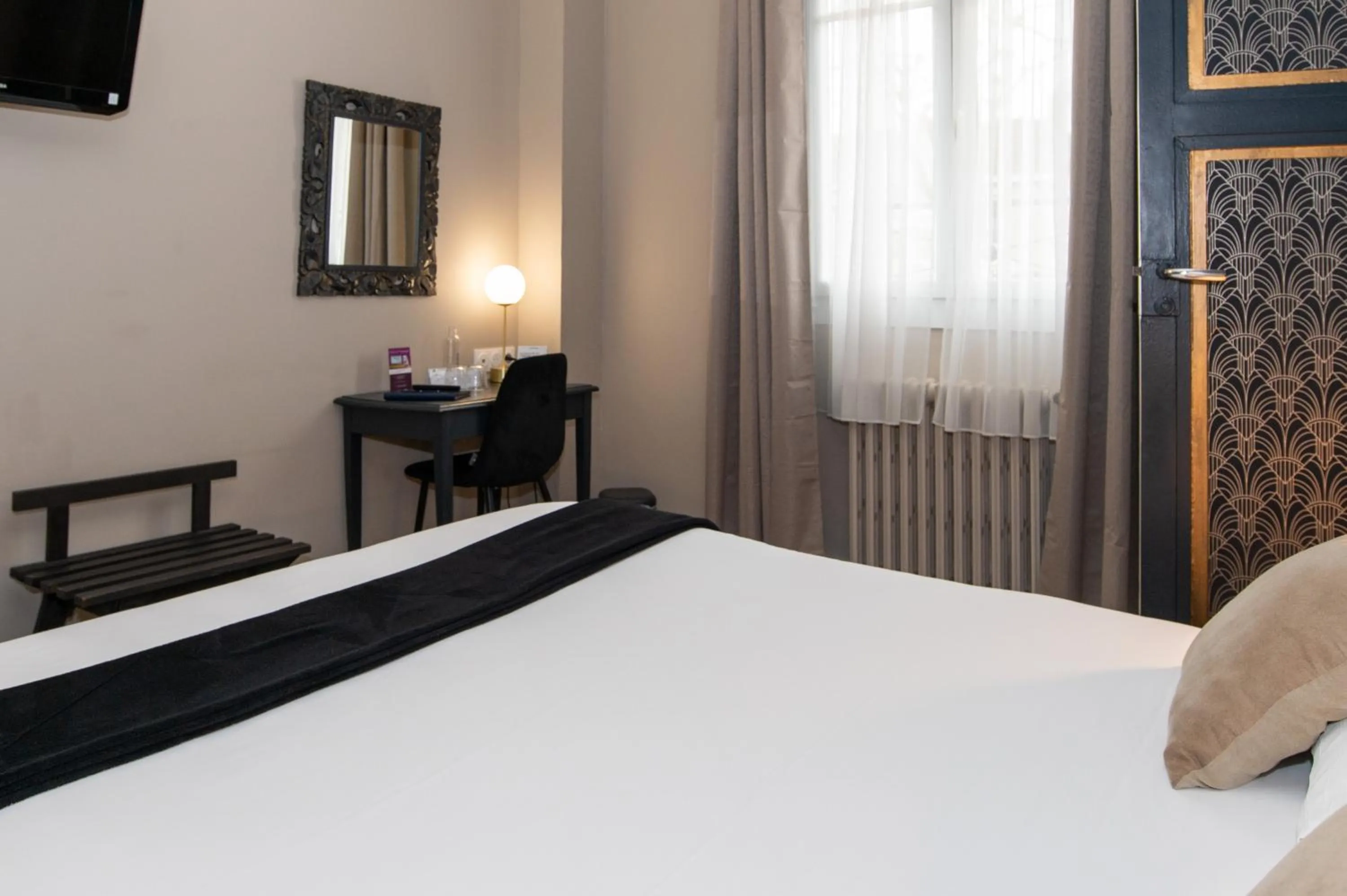 Photo of the whole room, Bed in The Originals Boutique, Hôtel Victoria, Châtelaillon-Plage