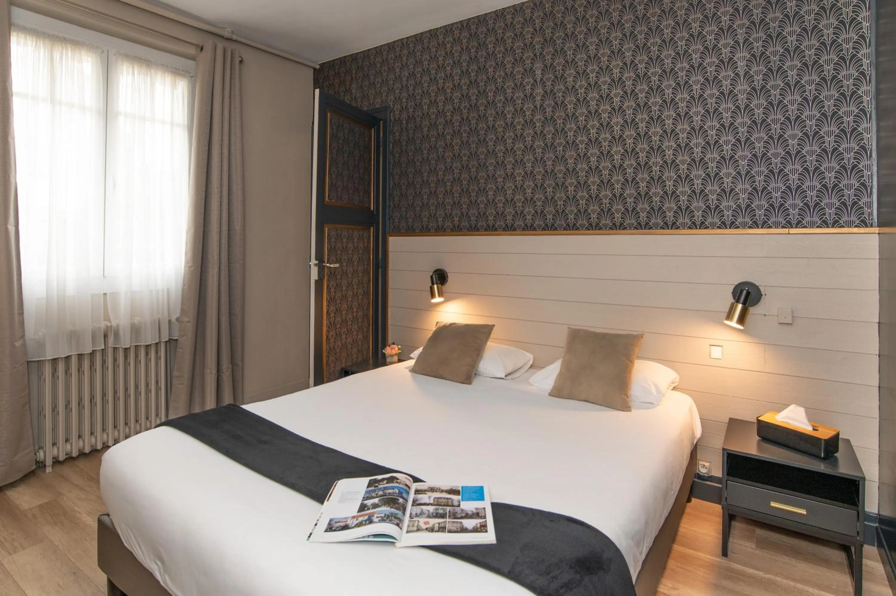 Photo of the whole room, Bed in The Originals Boutique, Hôtel Victoria, Châtelaillon-Plage