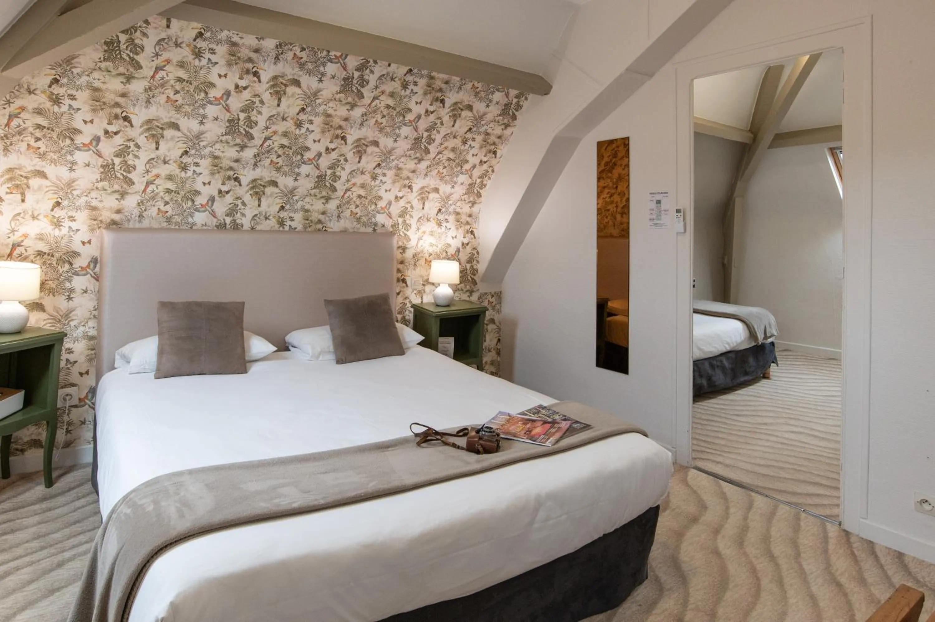 Bed in The Originals Boutique, Hôtel Victoria, Châtelaillon-Plage