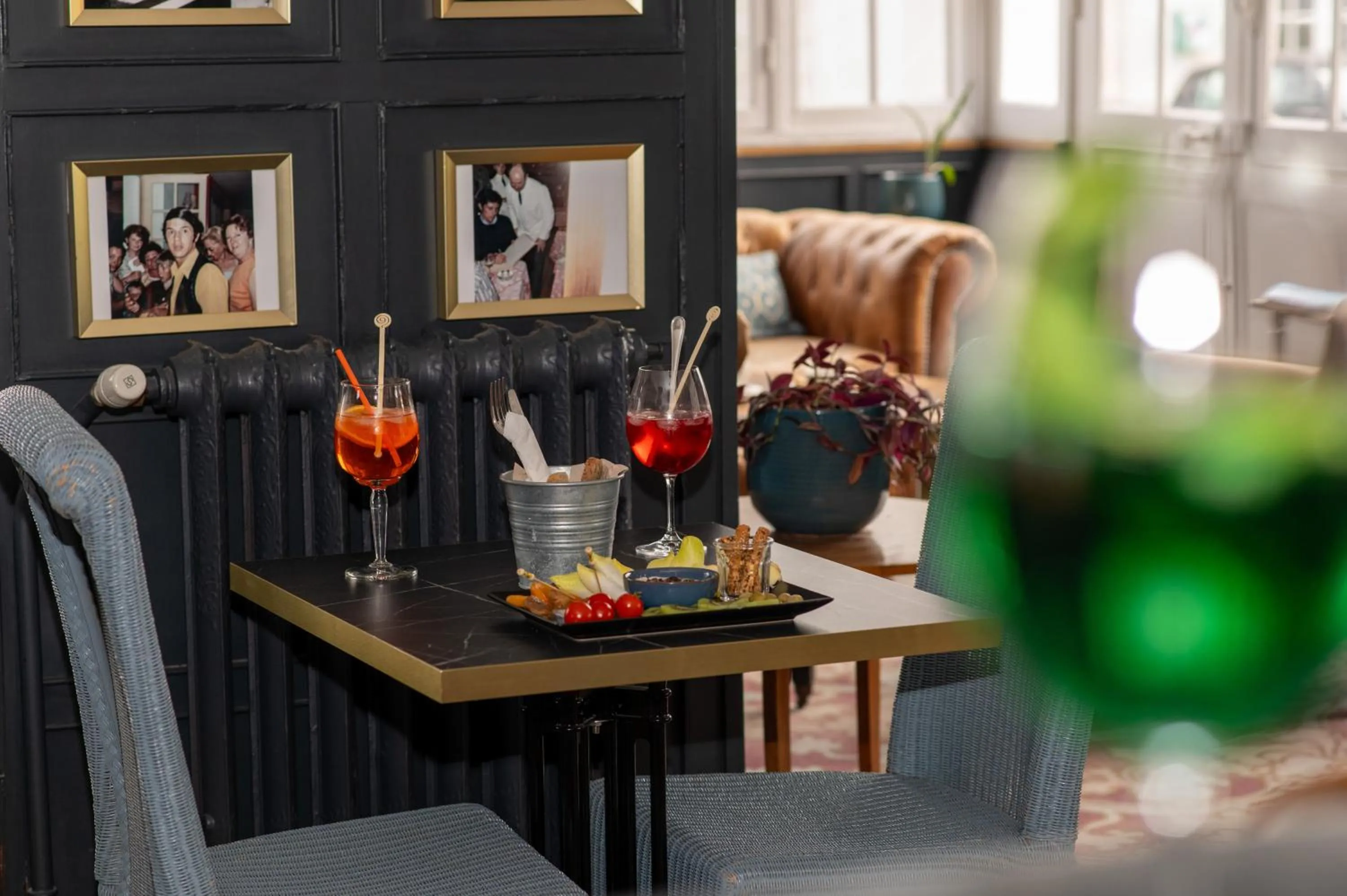 Lounge or bar in The Originals Boutique, Hôtel Victoria, Châtelaillon-Plage