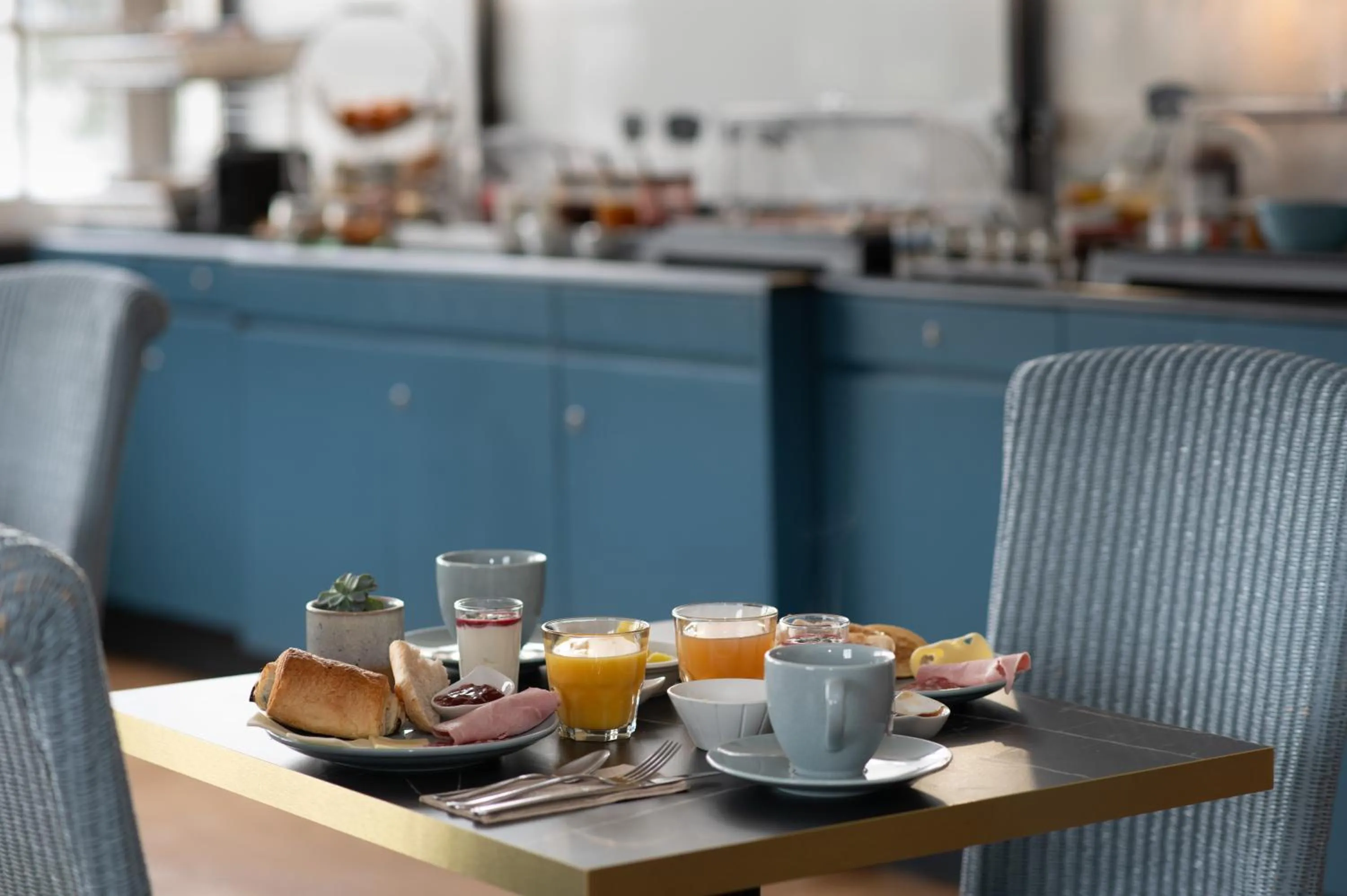 Breakfast in The Originals Boutique, Hôtel Victoria, Châtelaillon-Plage