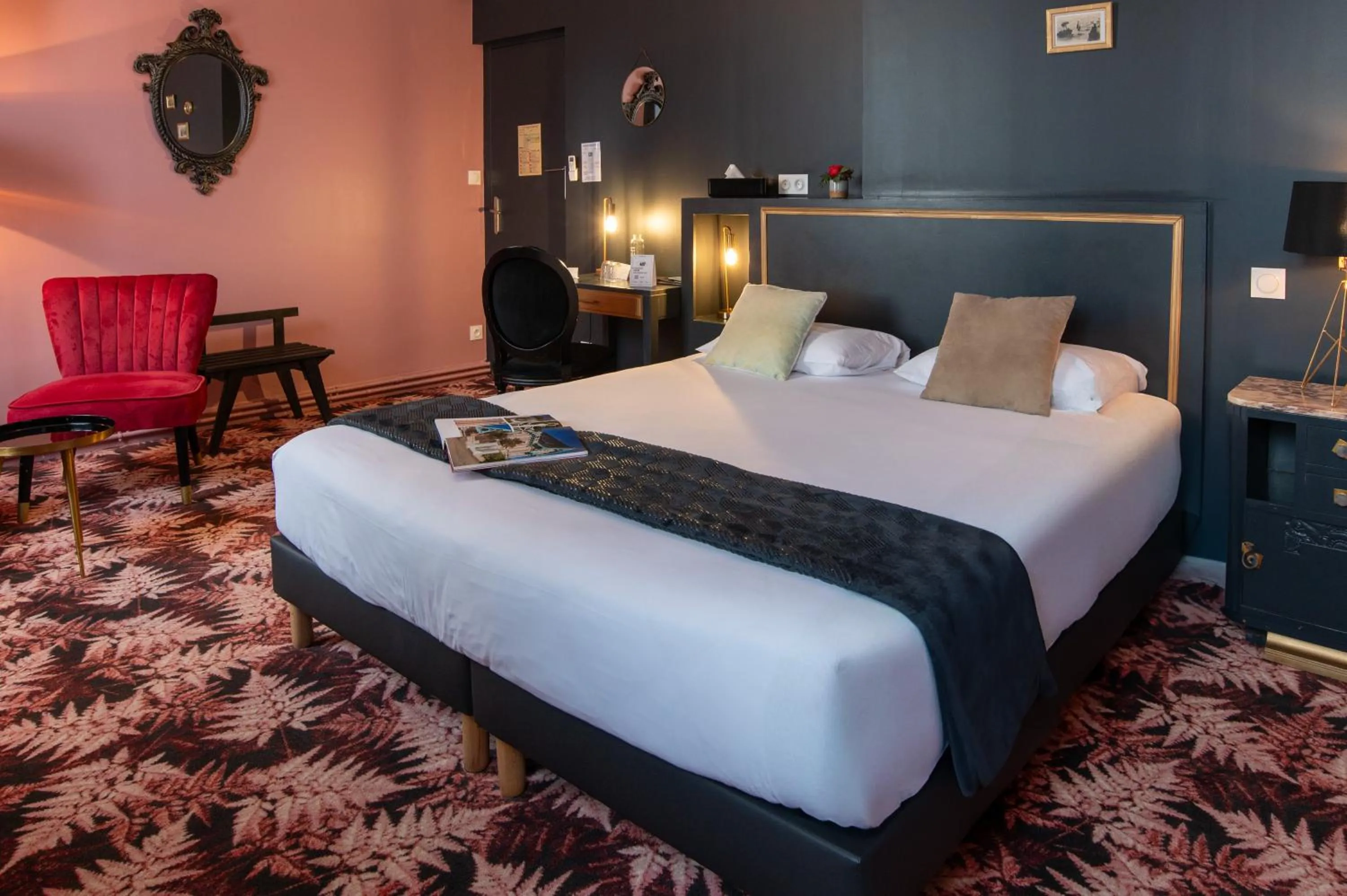 Bed in The Originals Boutique, Hôtel Victoria, Châtelaillon-Plage