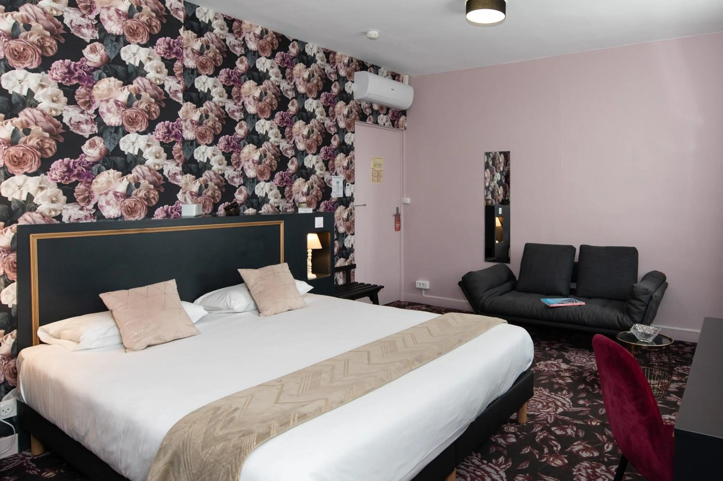 Photo of the whole room, Bed in The Originals Boutique, Hôtel Victoria, Châtelaillon-Plage