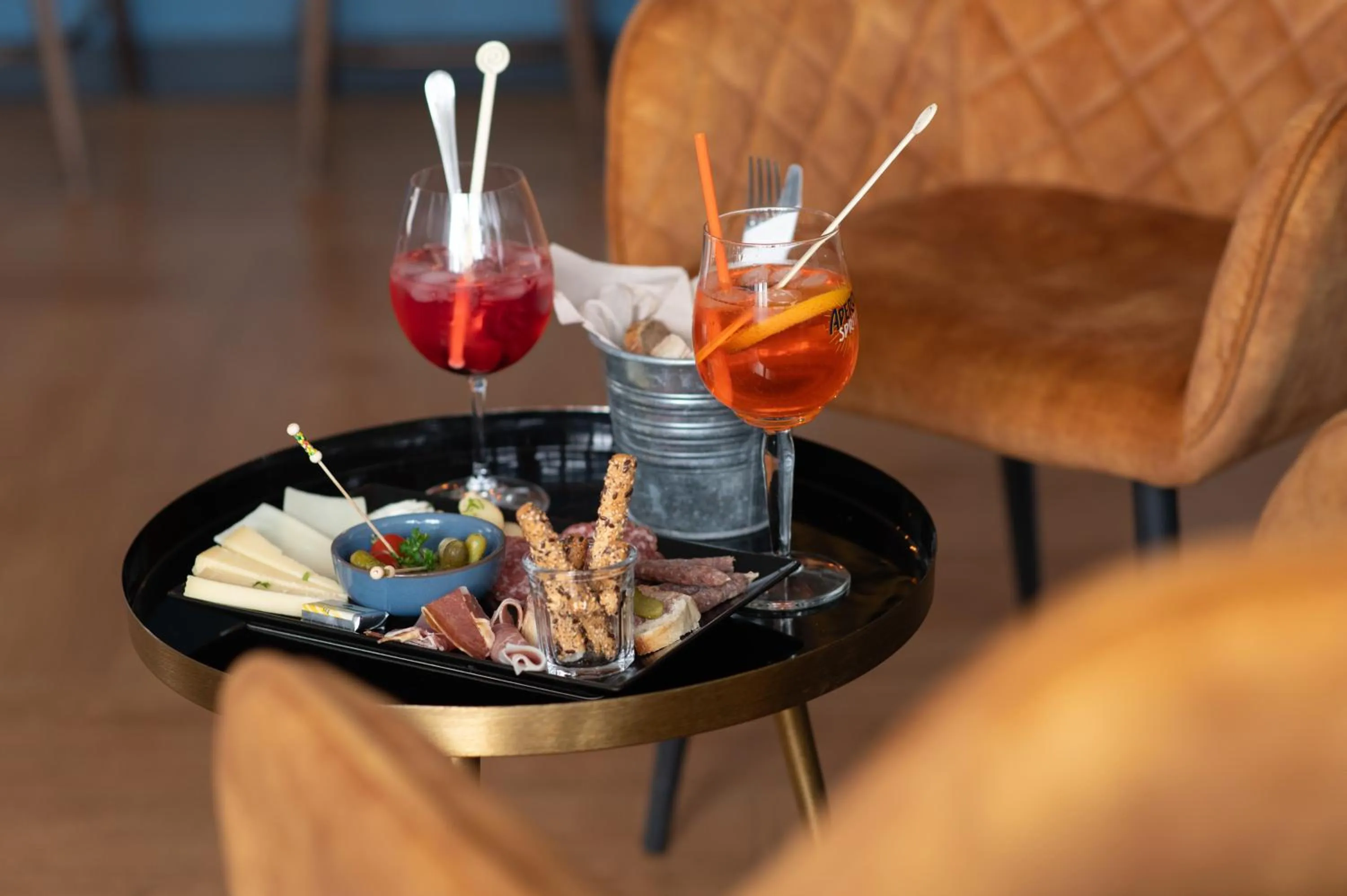 Lounge or bar in The Originals Boutique, Hôtel Victoria, Châtelaillon-Plage