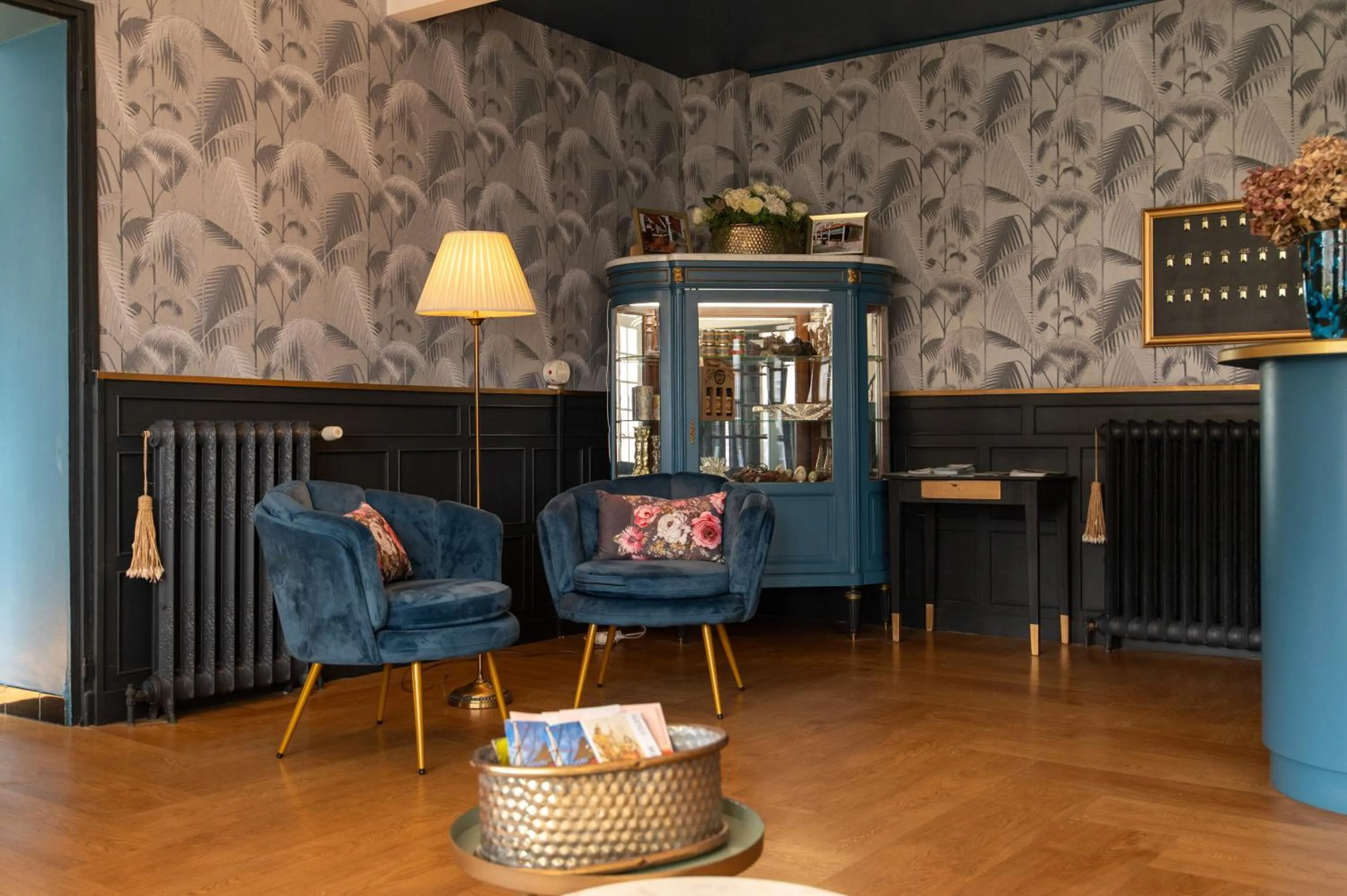 Lobby or reception in The Originals Boutique, Hôtel Victoria, Châtelaillon-Plage