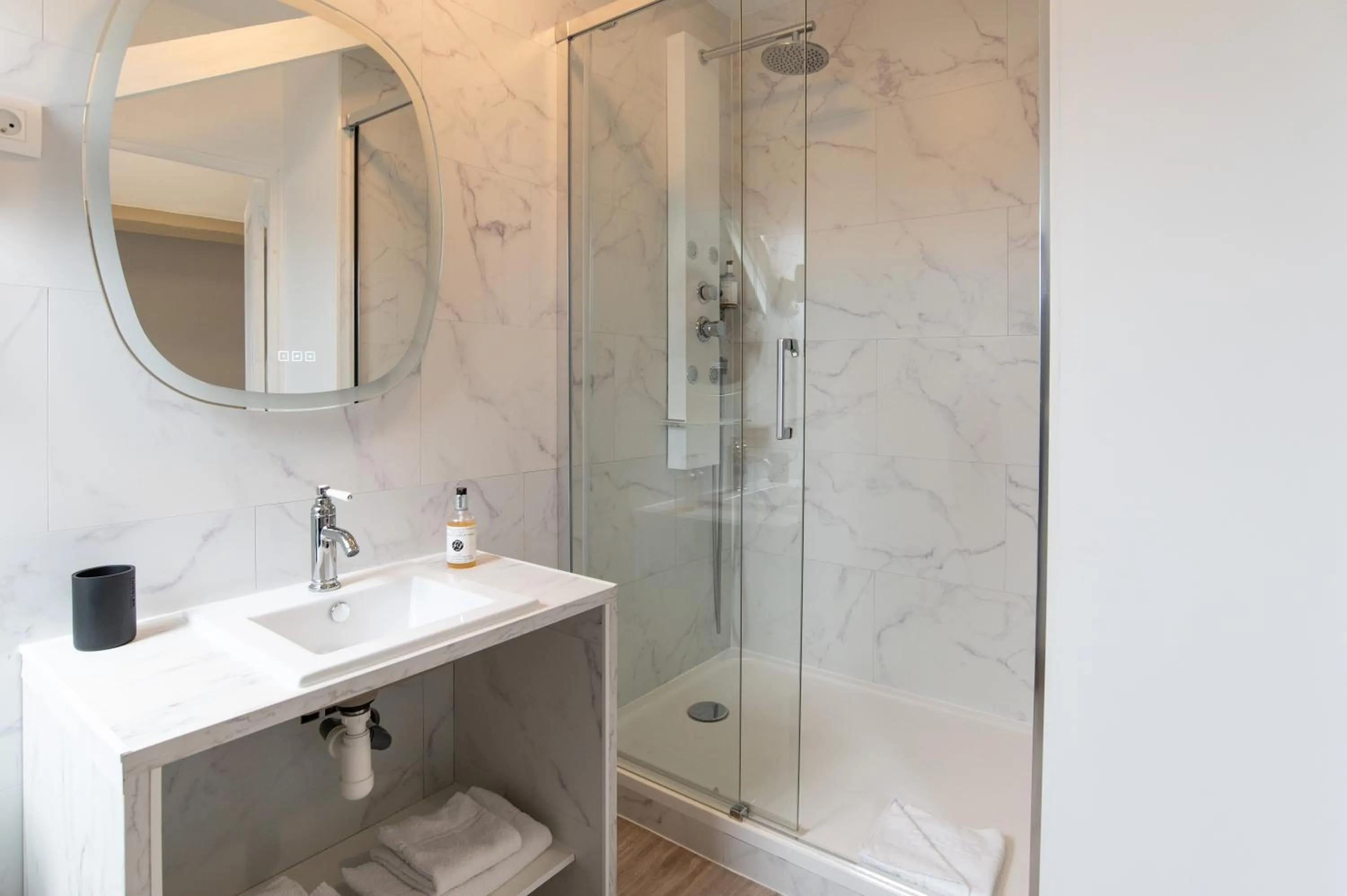 Bathroom in The Originals Boutique, Hôtel Victoria, Châtelaillon-Plage