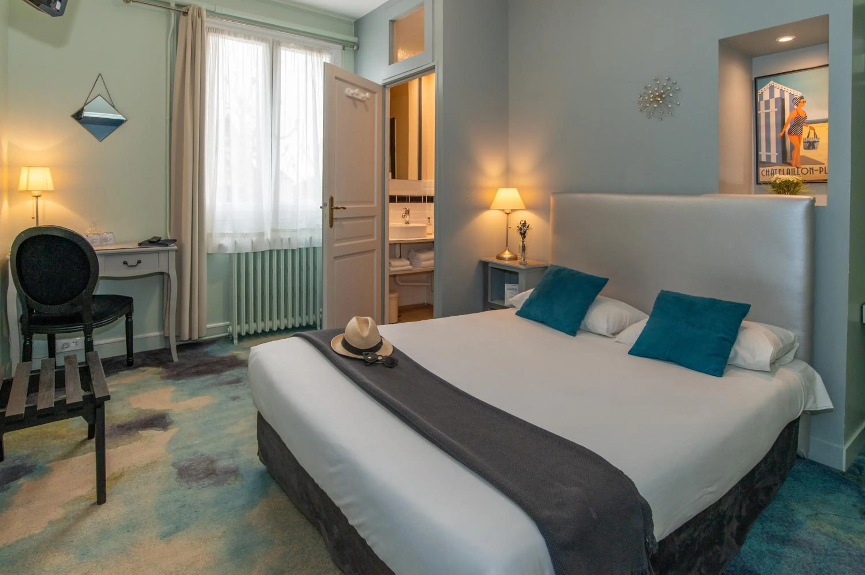 Bed in The Originals Boutique, Hôtel Victoria, Châtelaillon-Plage