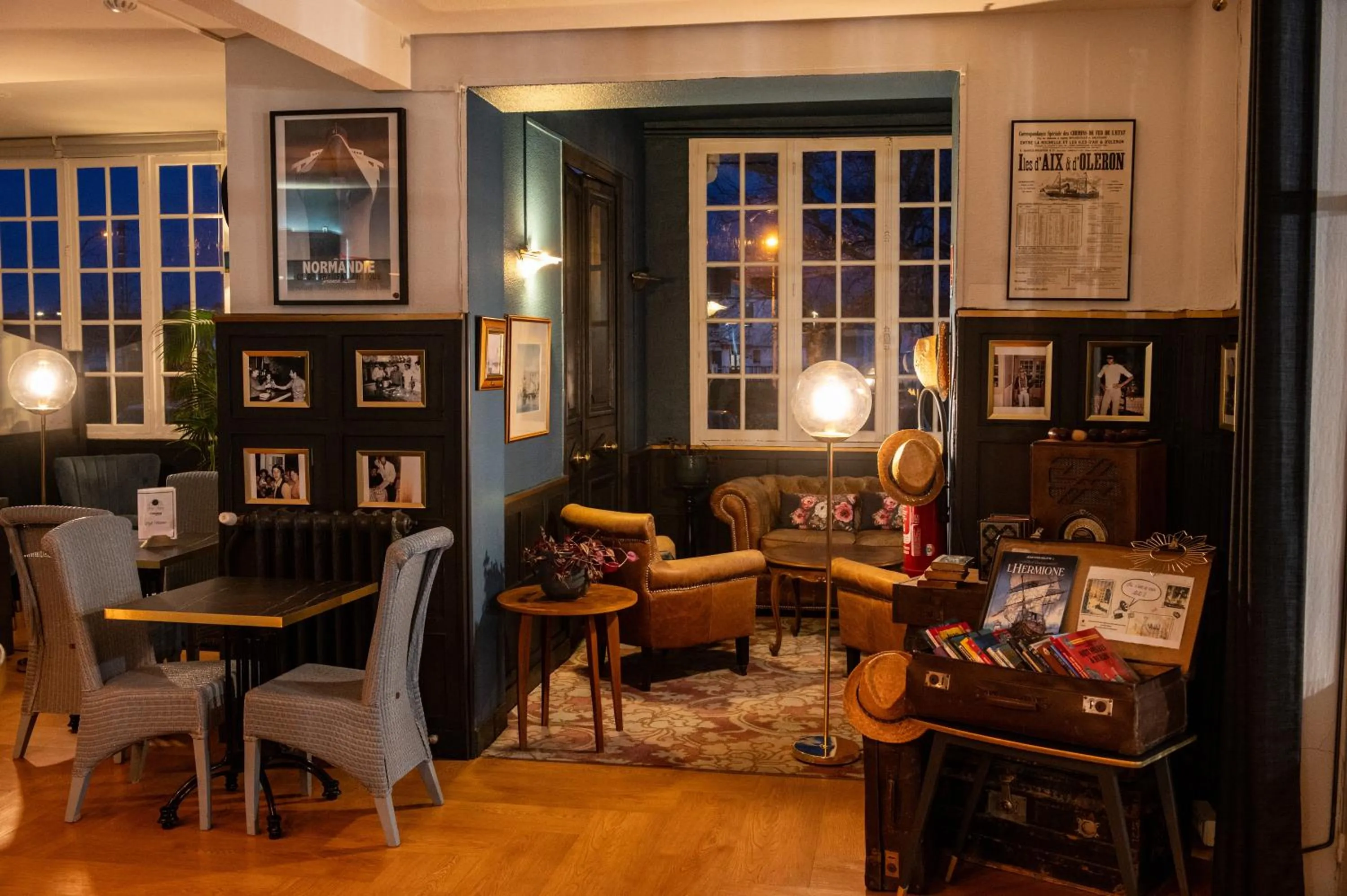 Lounge or bar in The Originals Boutique, Hôtel Victoria, Châtelaillon-Plage