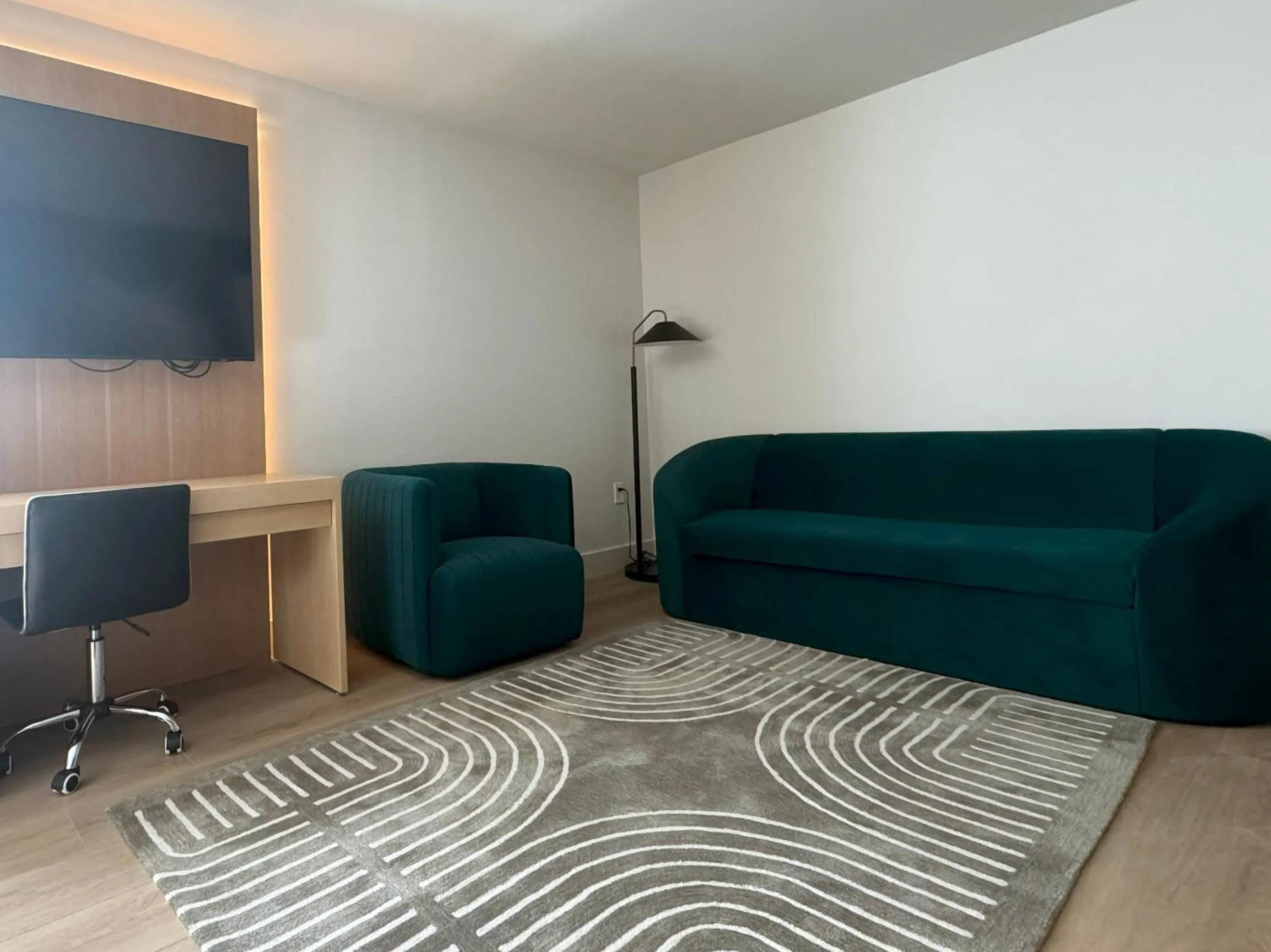 TV and multimedia in The Harrison Downtown Hollywood