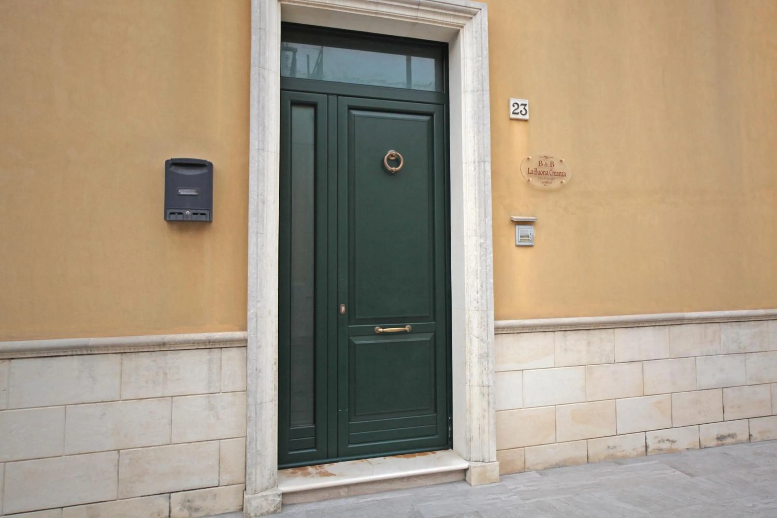 Facade/entrance in La Buona Creanza by Jdvacanze