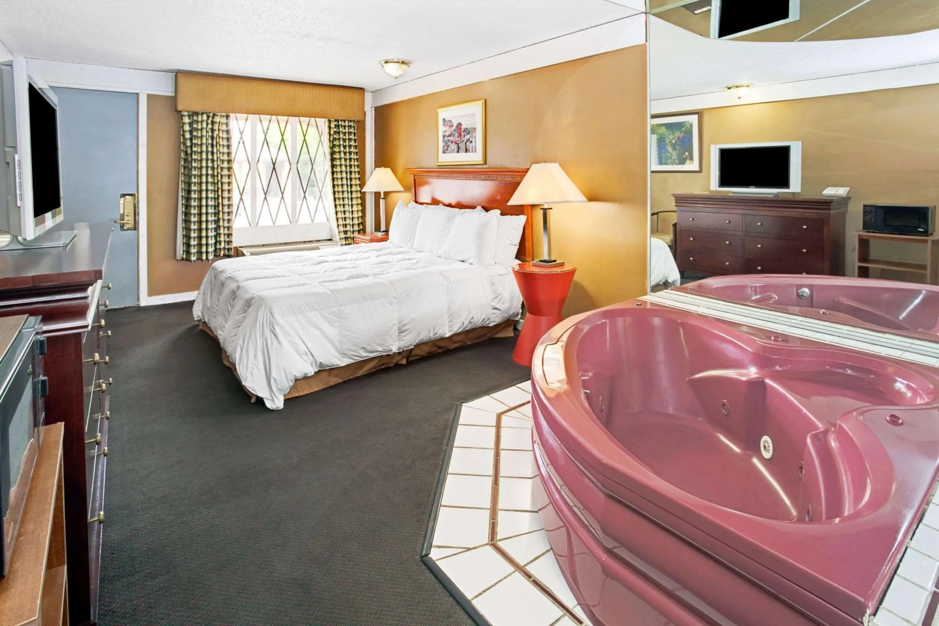 Bathroom, Bed in Knights Inn Indianapolis