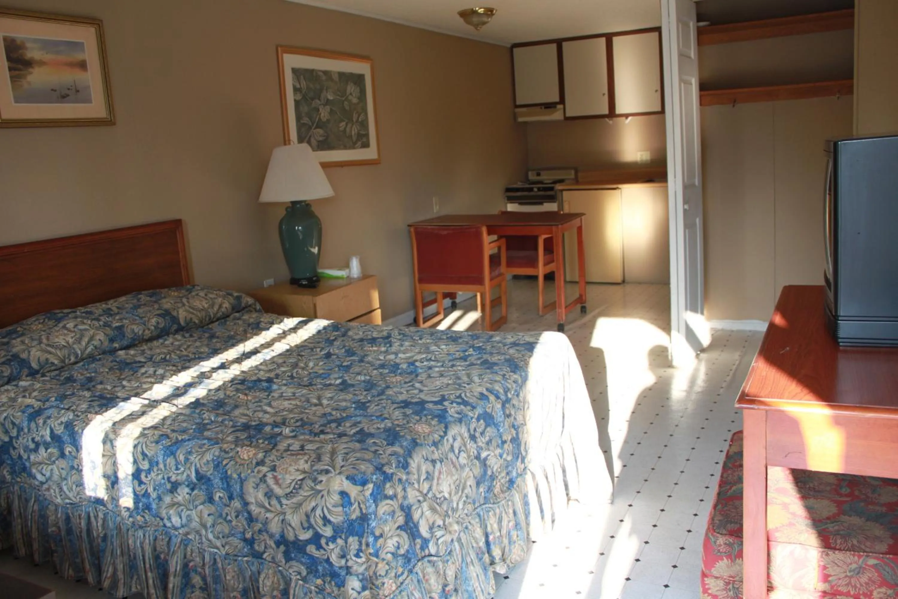 Bedroom, Bed in Knights Inn Indianapolis