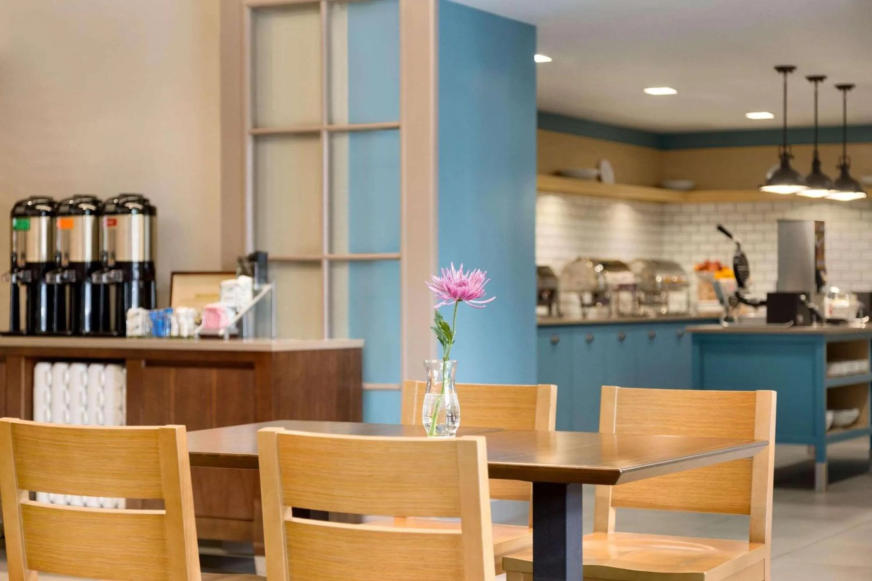 Breakfast in Country Inn & Suites by Radisson, Seattle-Tacoma International Airport, WA
