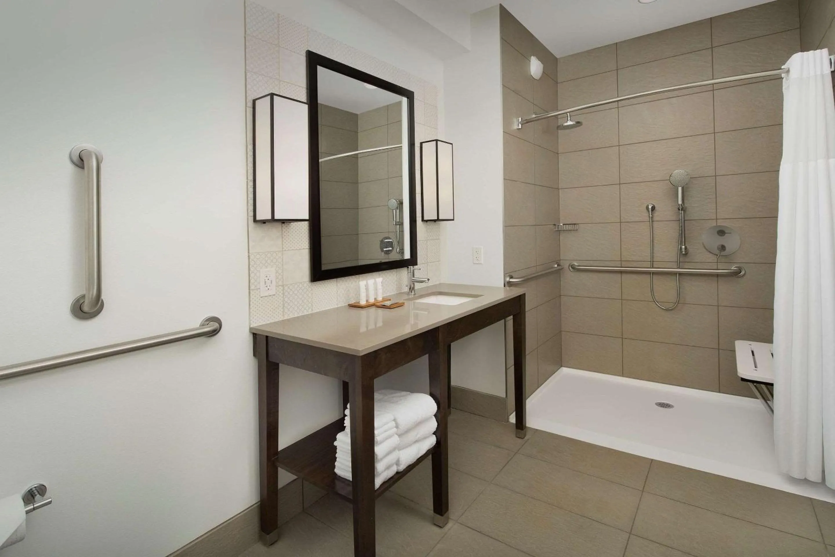 Bedroom in Country Inn & Suites by Radisson, Seattle-Tacoma International Airport, WA