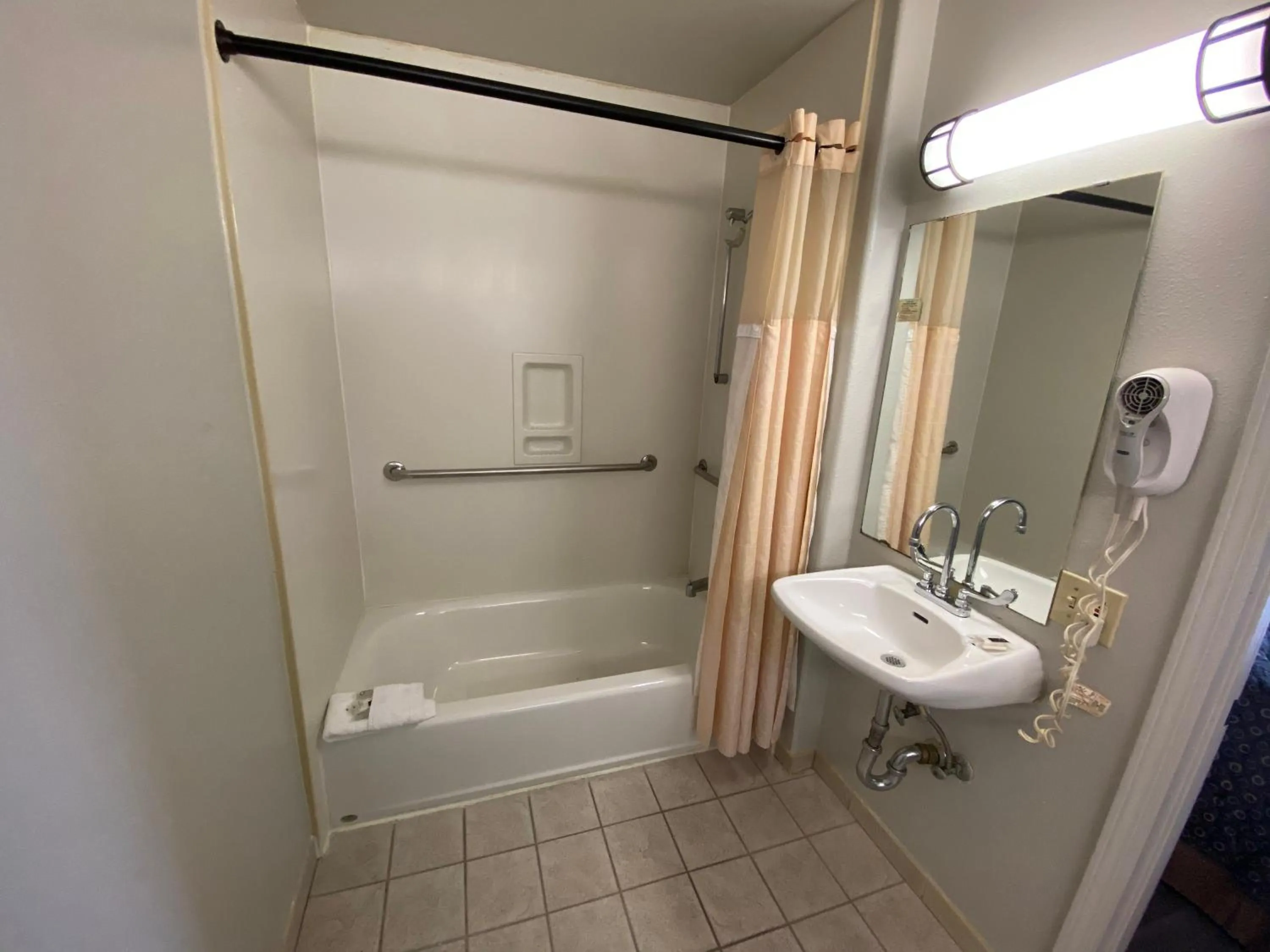 Bathroom in Budget Inn of Hayward