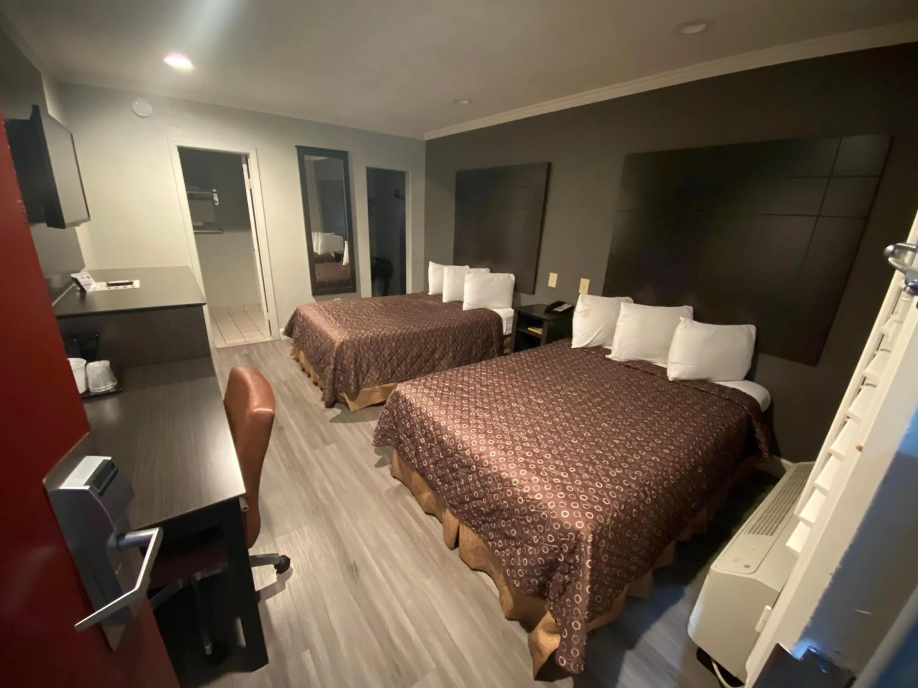 Photo of the whole room, Bed in Budget Inn of Hayward