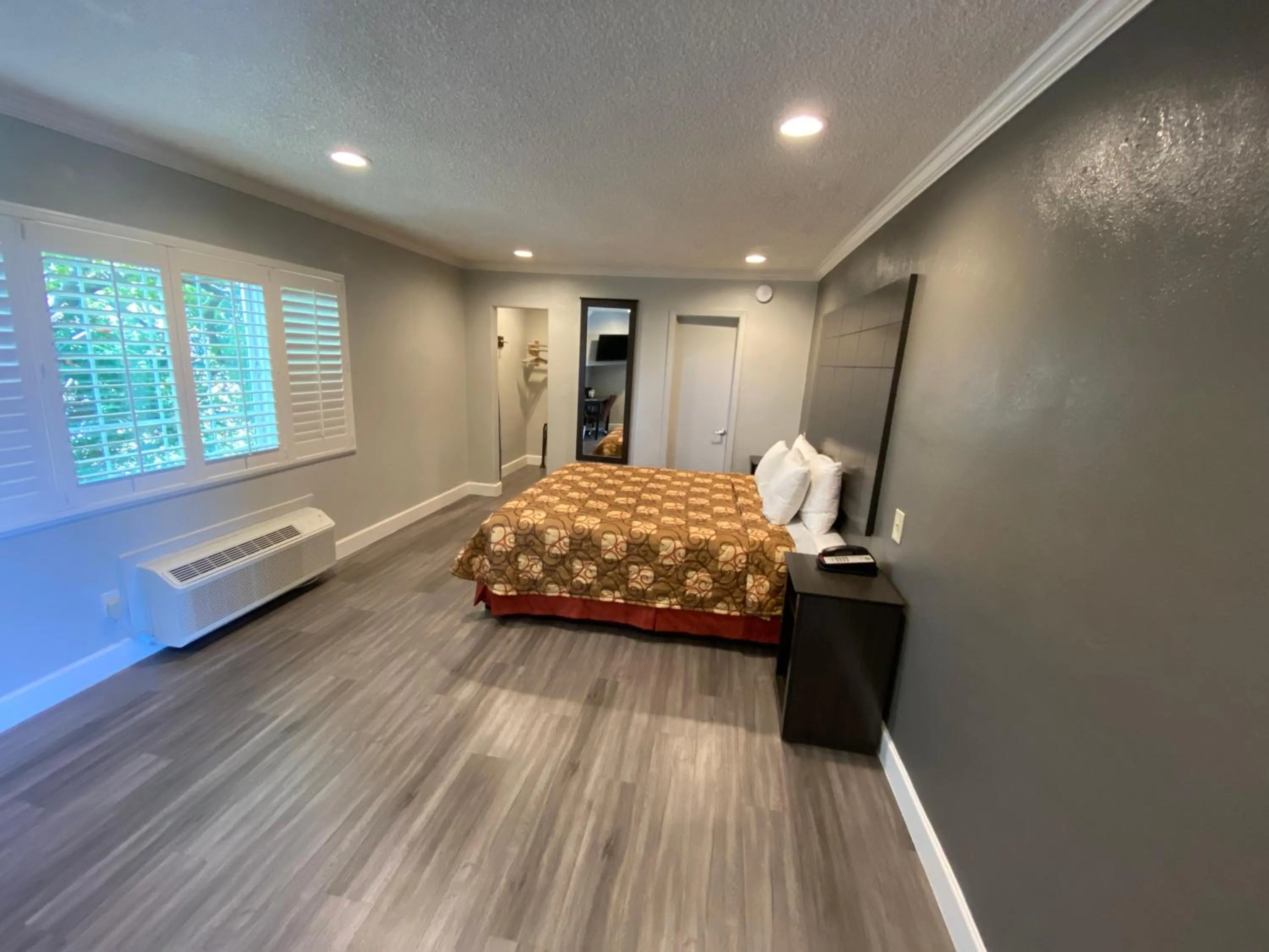 Photo of the whole room, Bed in Budget Inn of Hayward