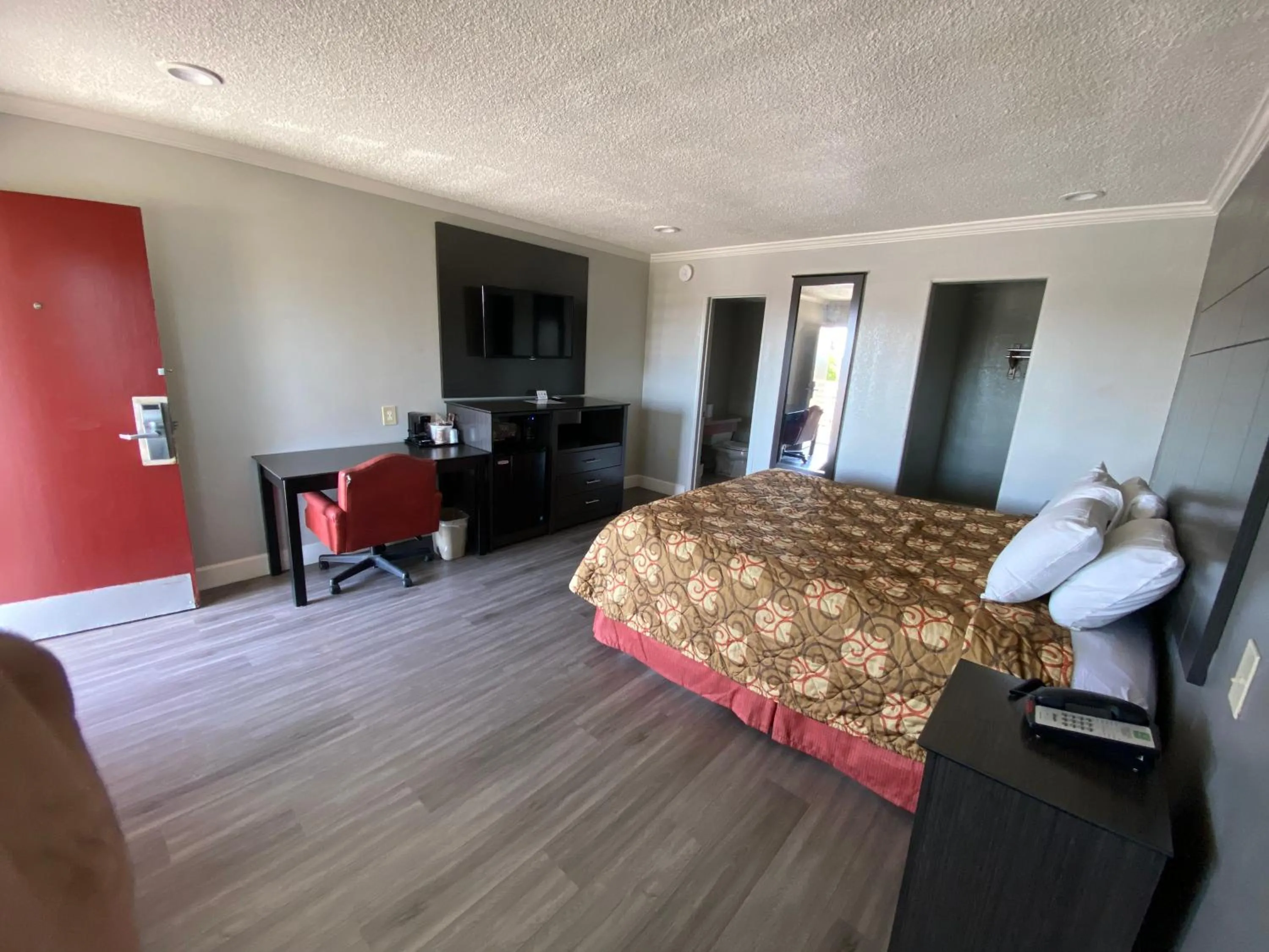 Photo of the whole room, Bed in Budget Inn of Hayward