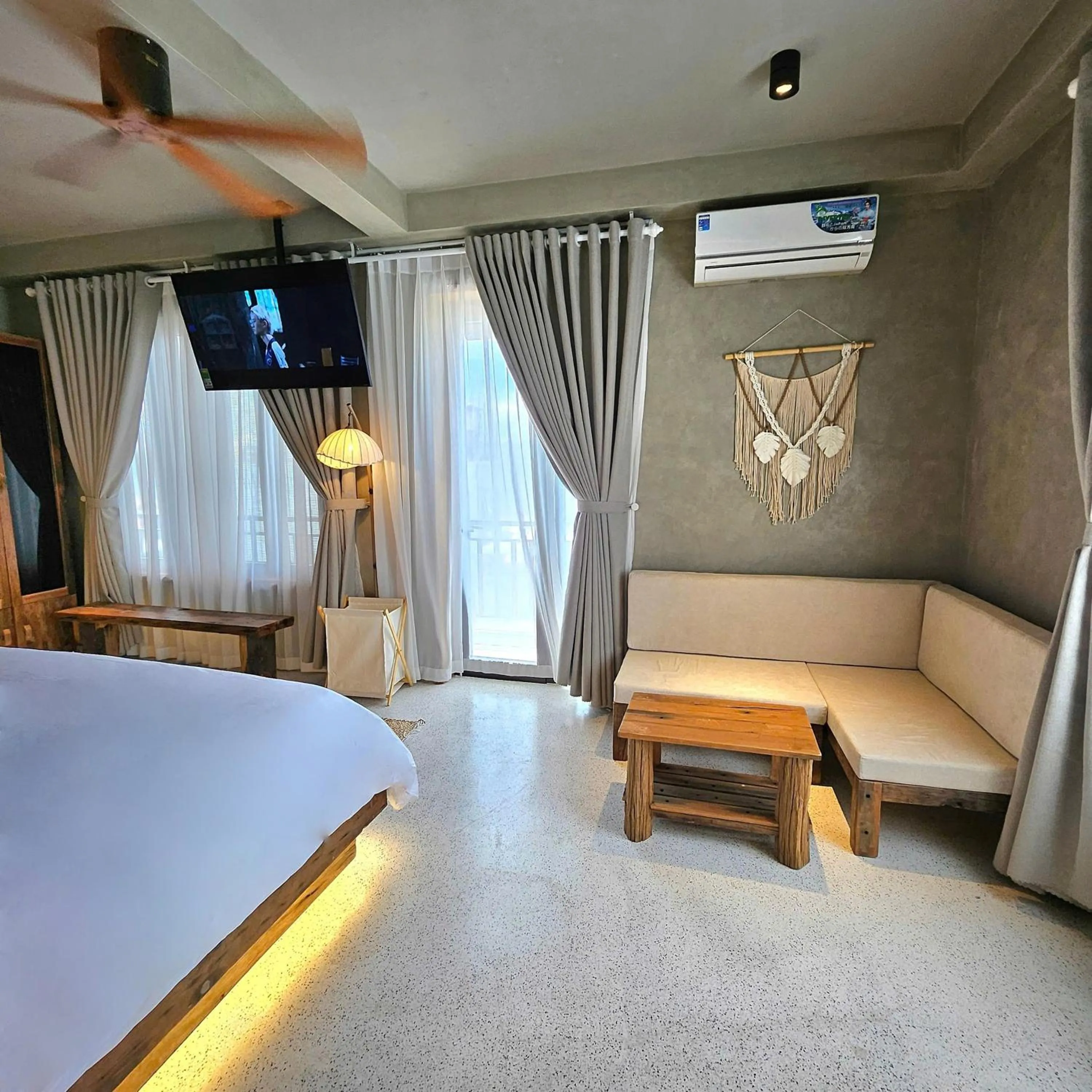 Seating area, Bed in Victory Hotel