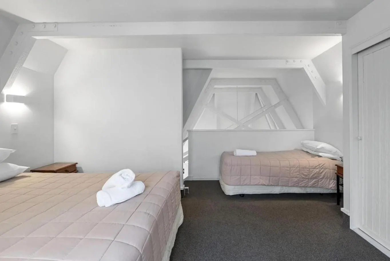 Bedroom, Bed in Camelot Motor Lodge