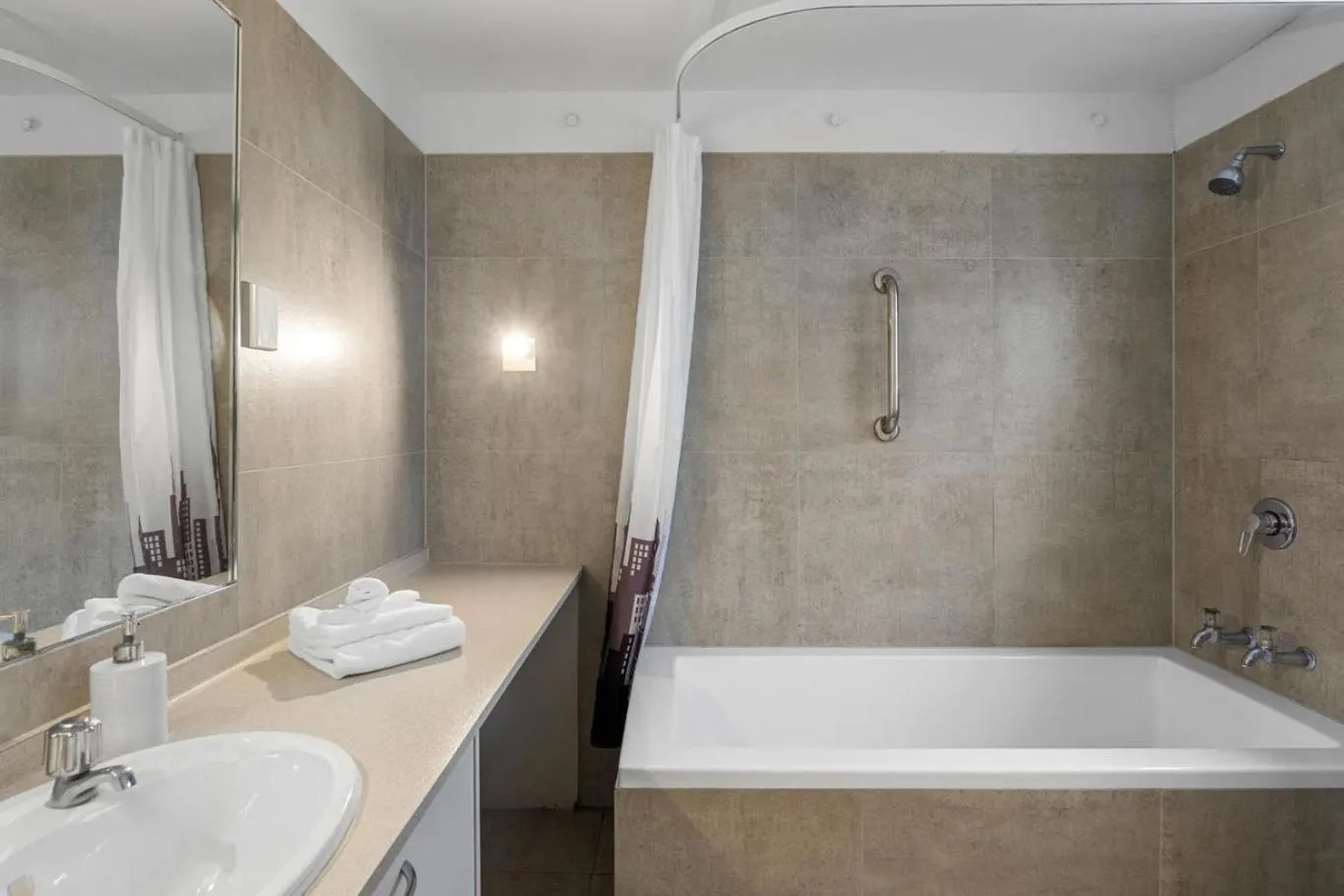 Bath in Camelot Motor Lodge