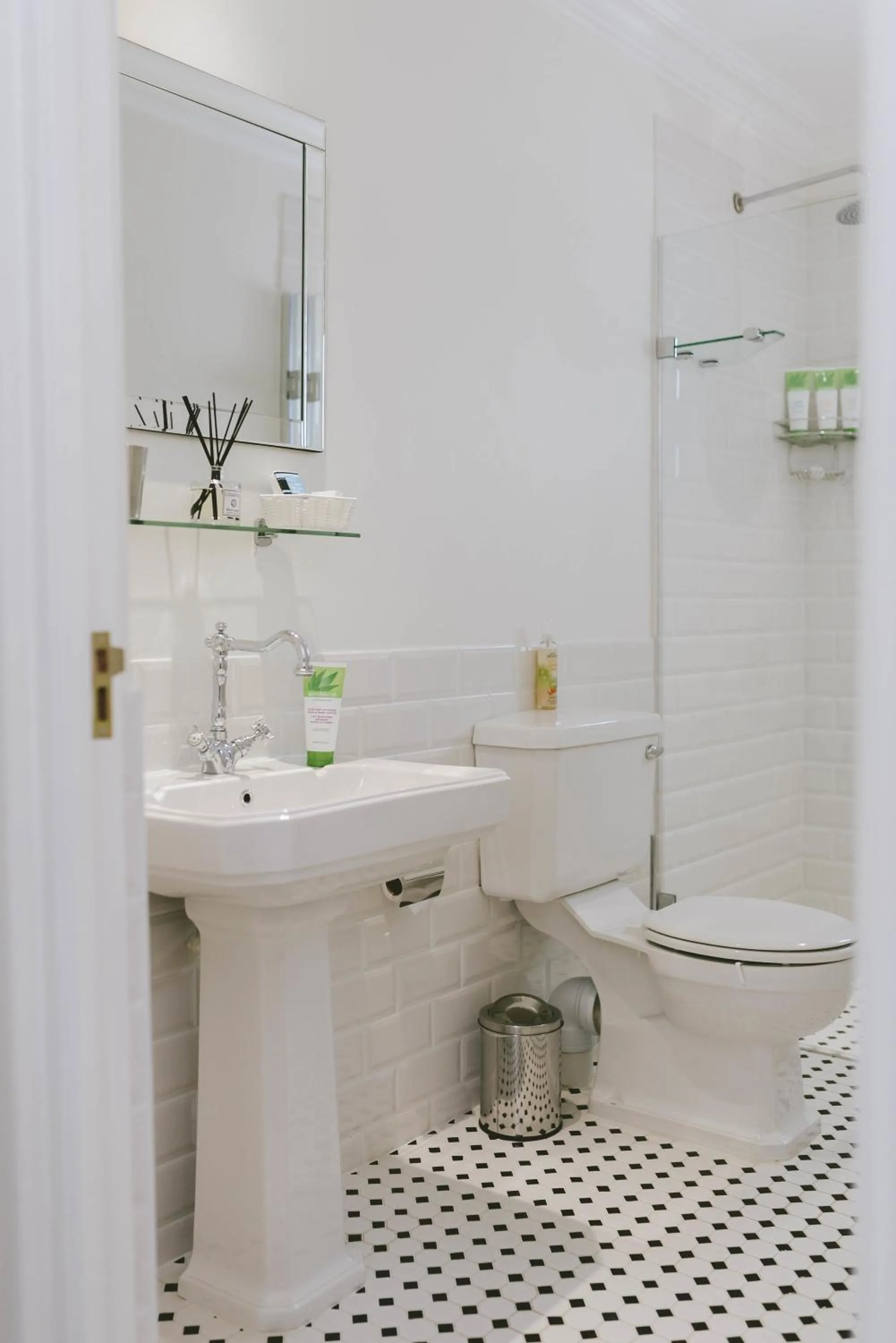 Shower in The Victorian Goose