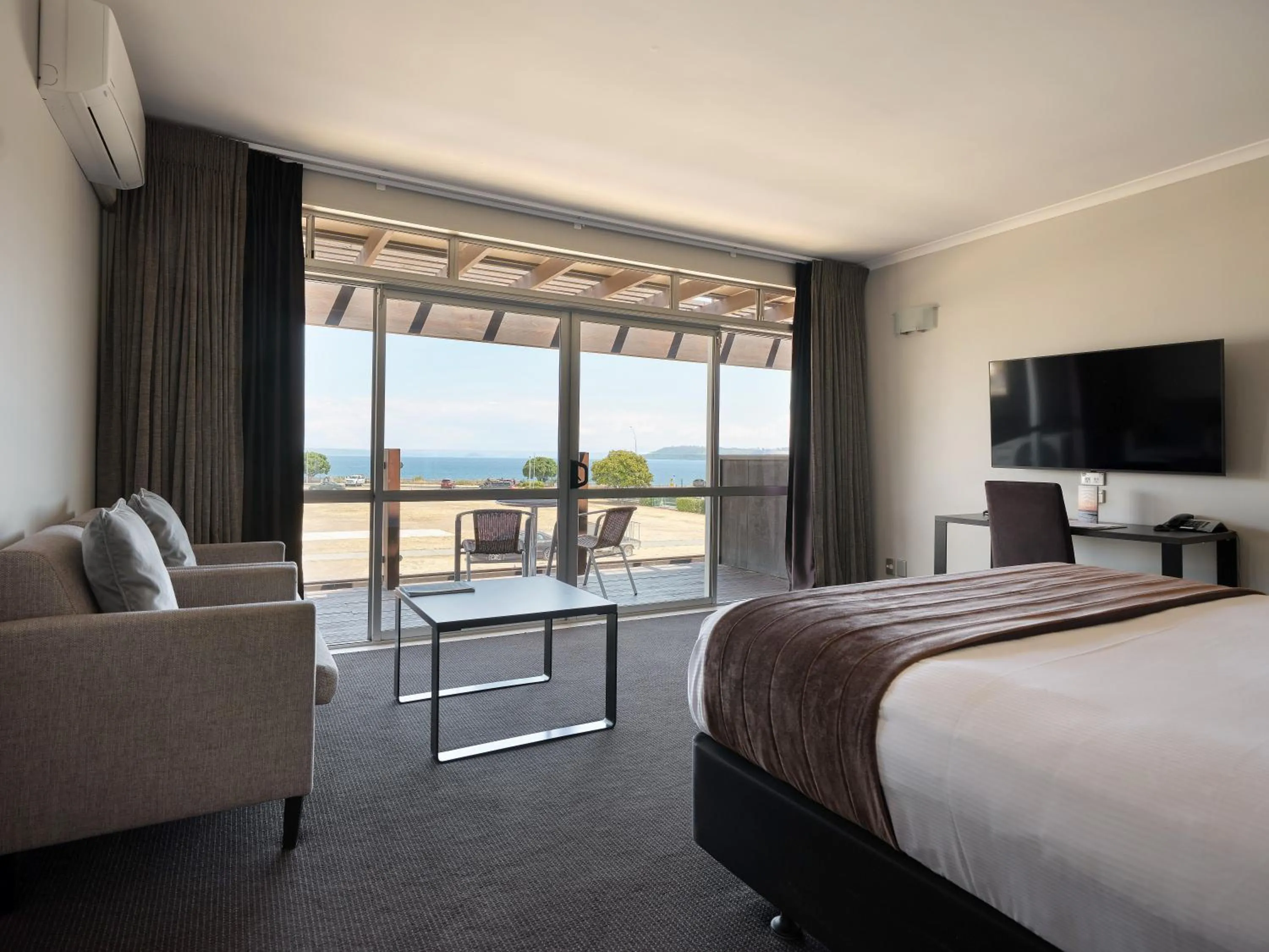 Natural landscape, Bed in Suncourt Hotel & Conference Centre