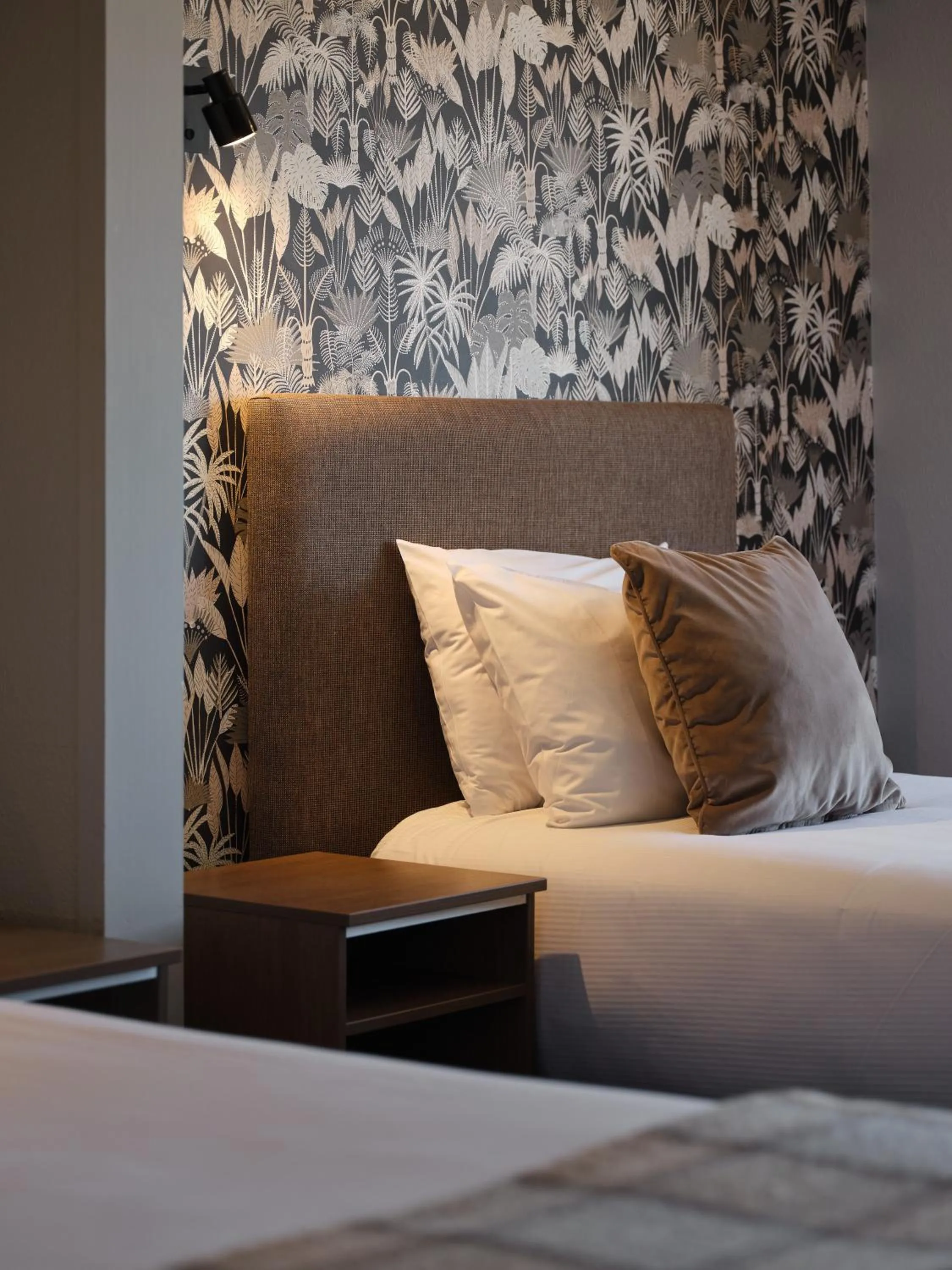 Bed in Suncourt Hotel & Conference Centre