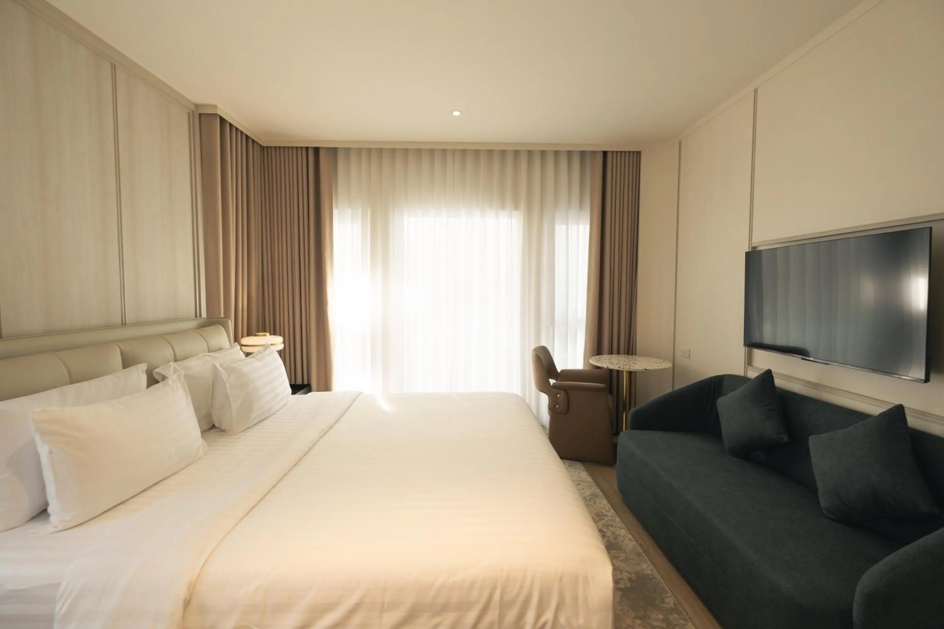 Communal lounge/ TV room, Bed in The 3sis Hotel