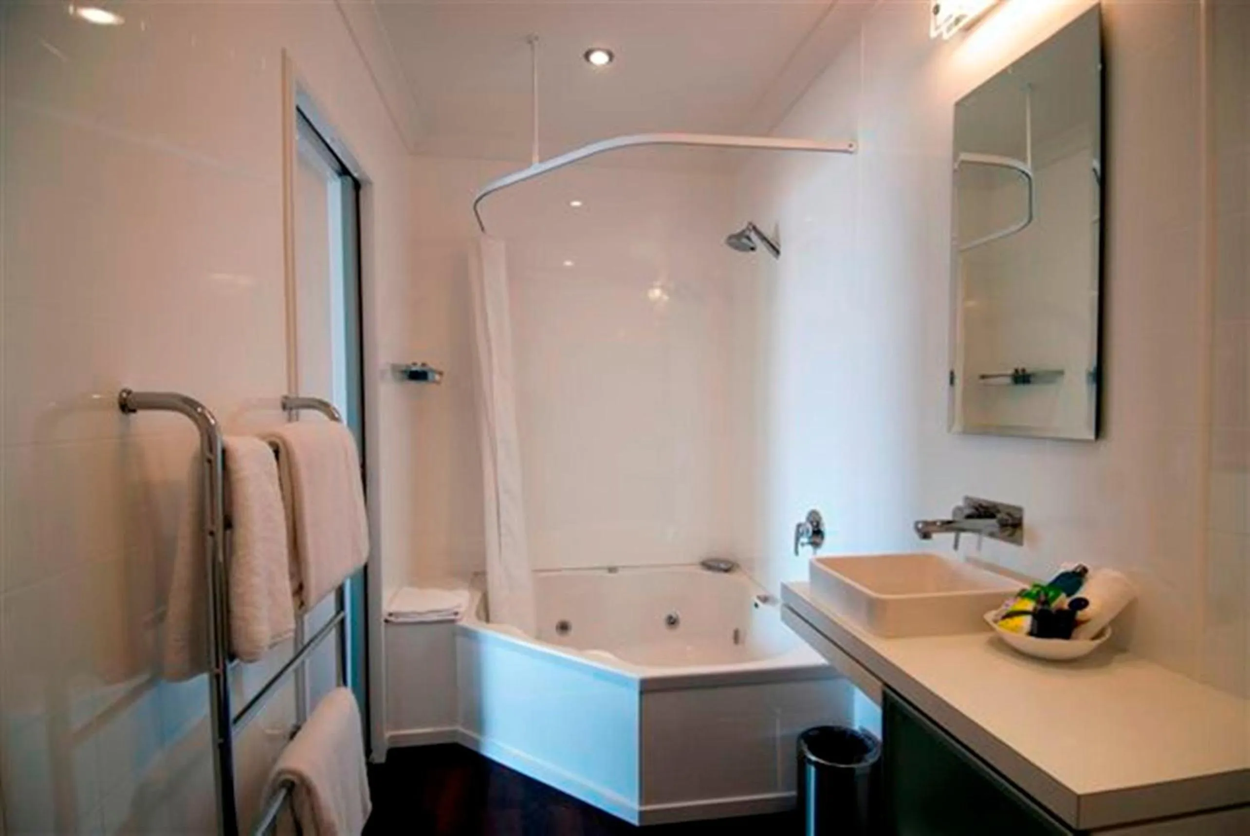 Shower in Marineland Beachfront Accommodation