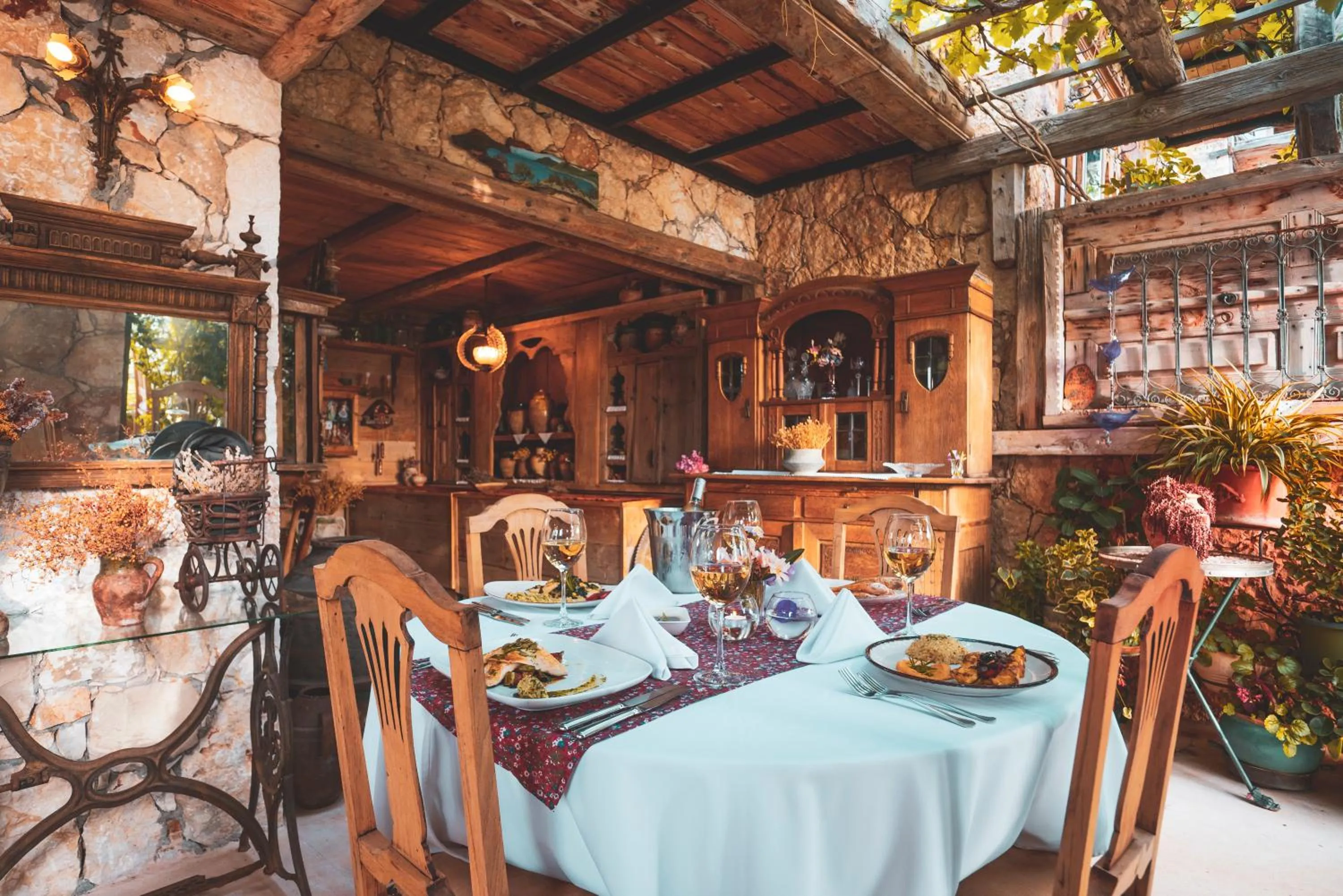 Restaurant/places to eat in Fidanka Hotel