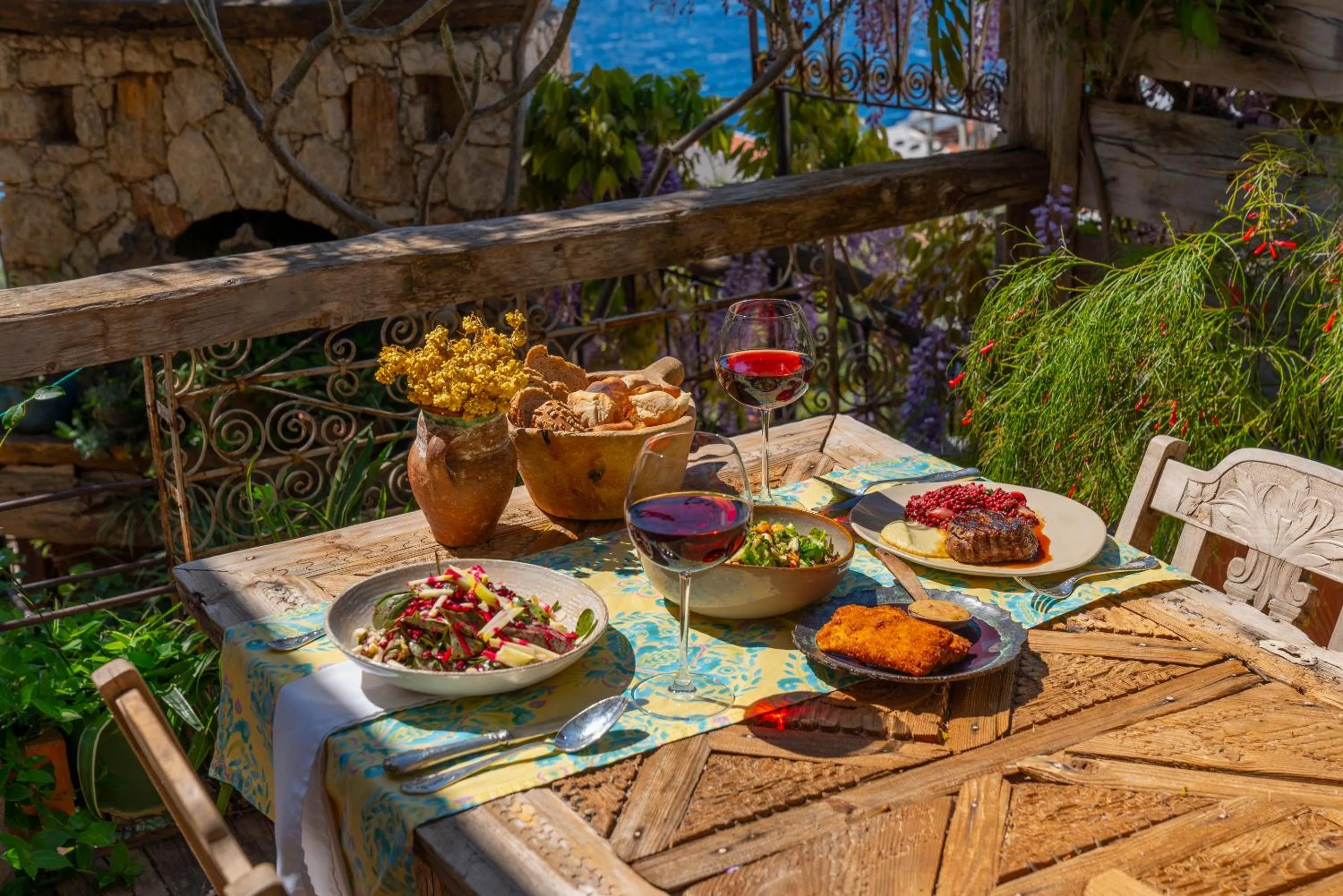 Restaurant/places to eat in Fidanka Hotel