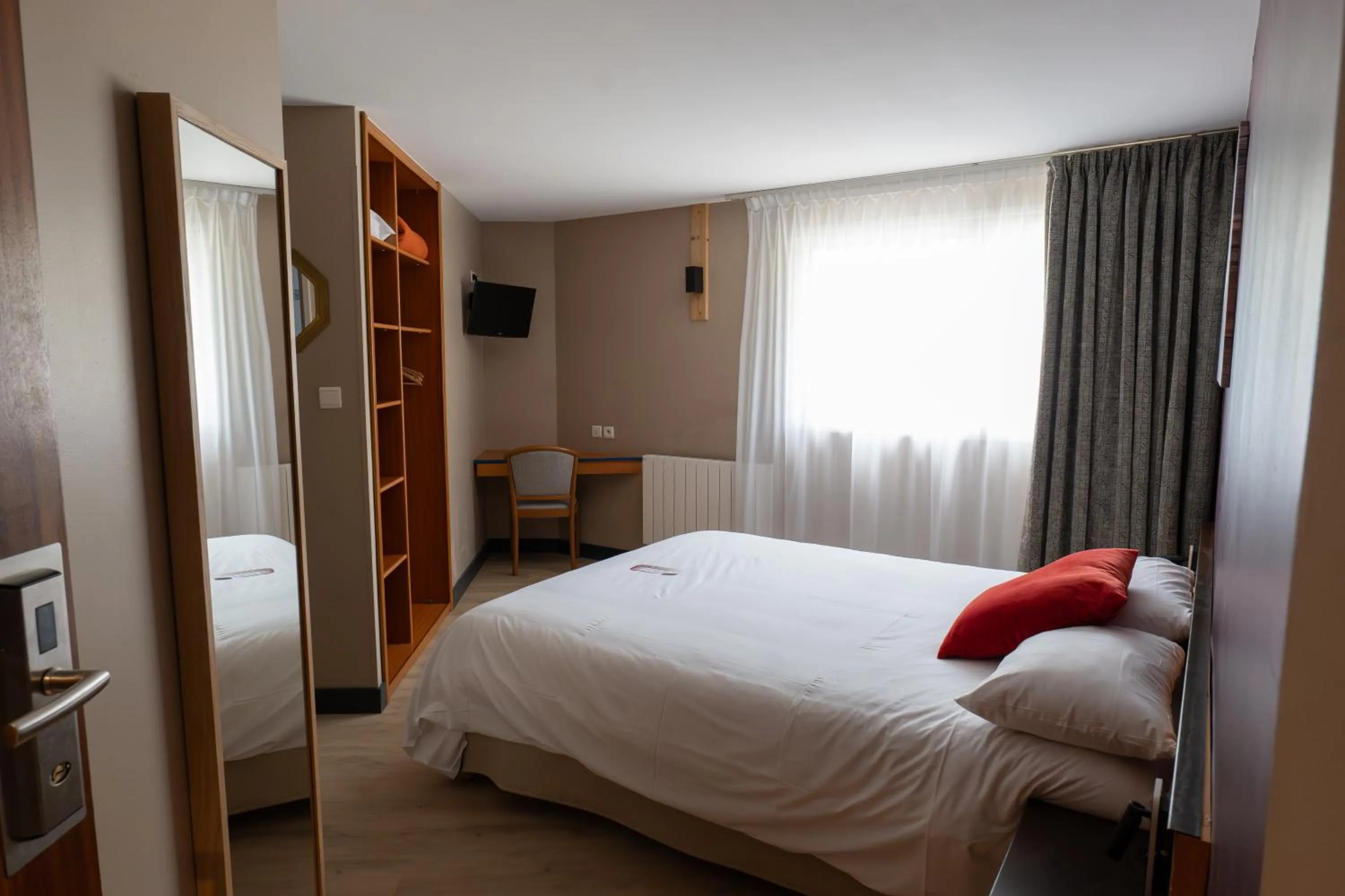 Bedroom, Bed in Hôtel Les Arches