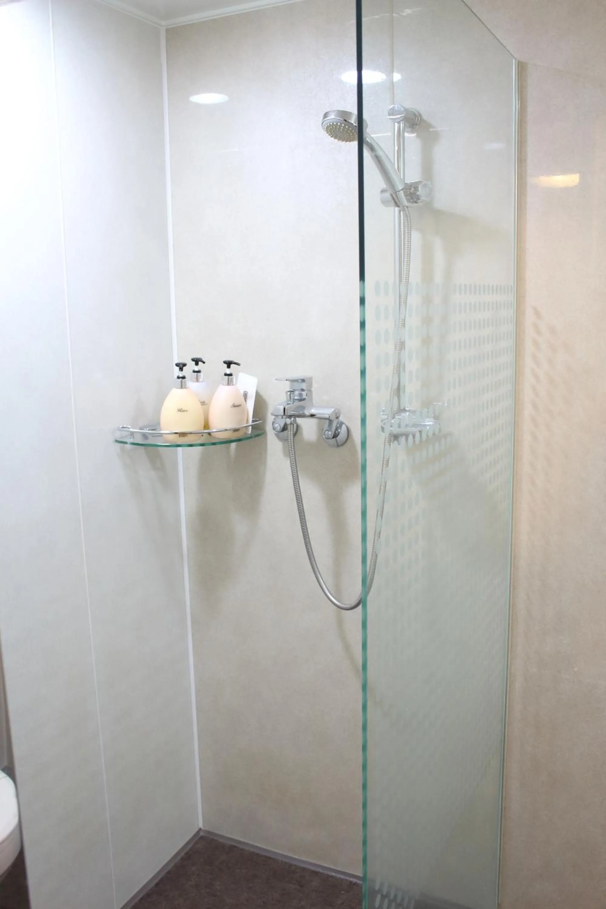 Shower in Incheon Airport Hotel Seattle