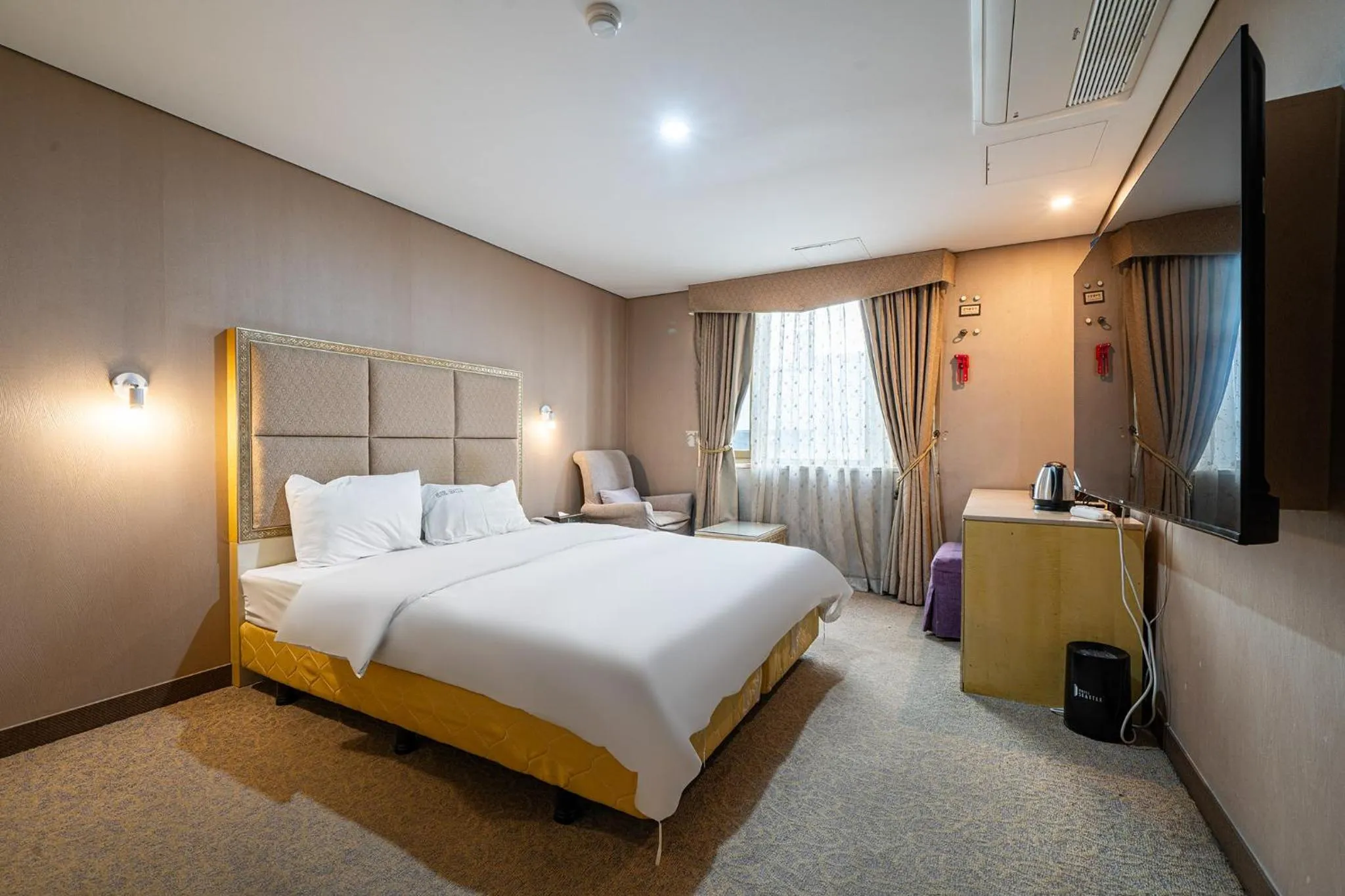 Decorative detail, Bed in Incheon Airport Hotel Seattle