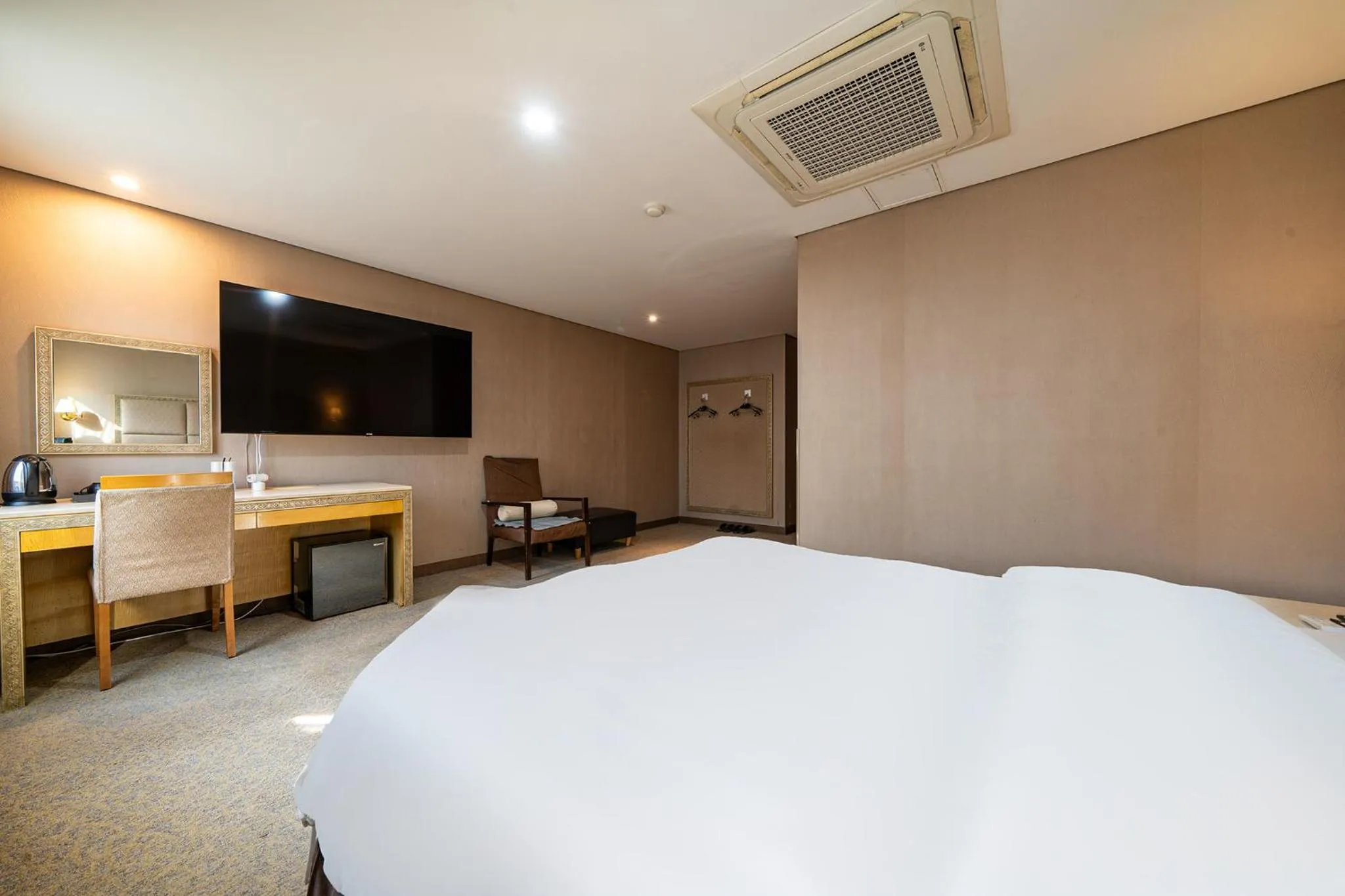 Photo of the whole room, Bed in Incheon Airport Hotel Seattle