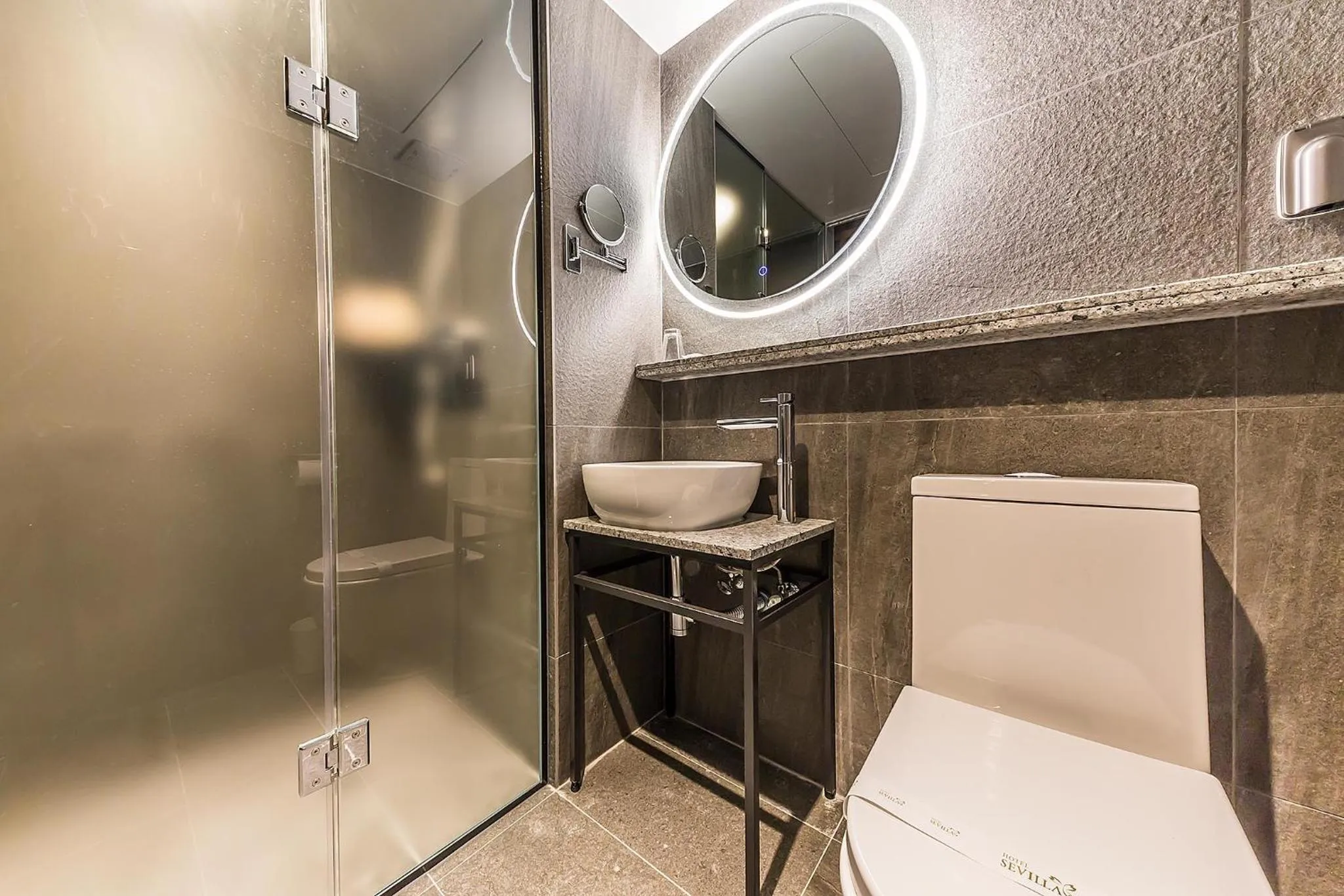 Shower in Incheon Airport Hotel Seattle