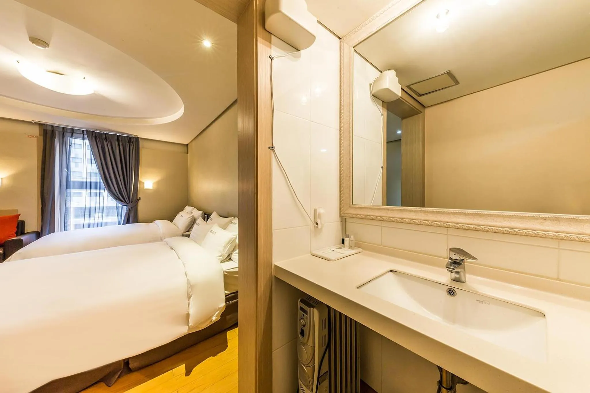 Bathroom, Bed in Incheon Airport Hotel Seattle