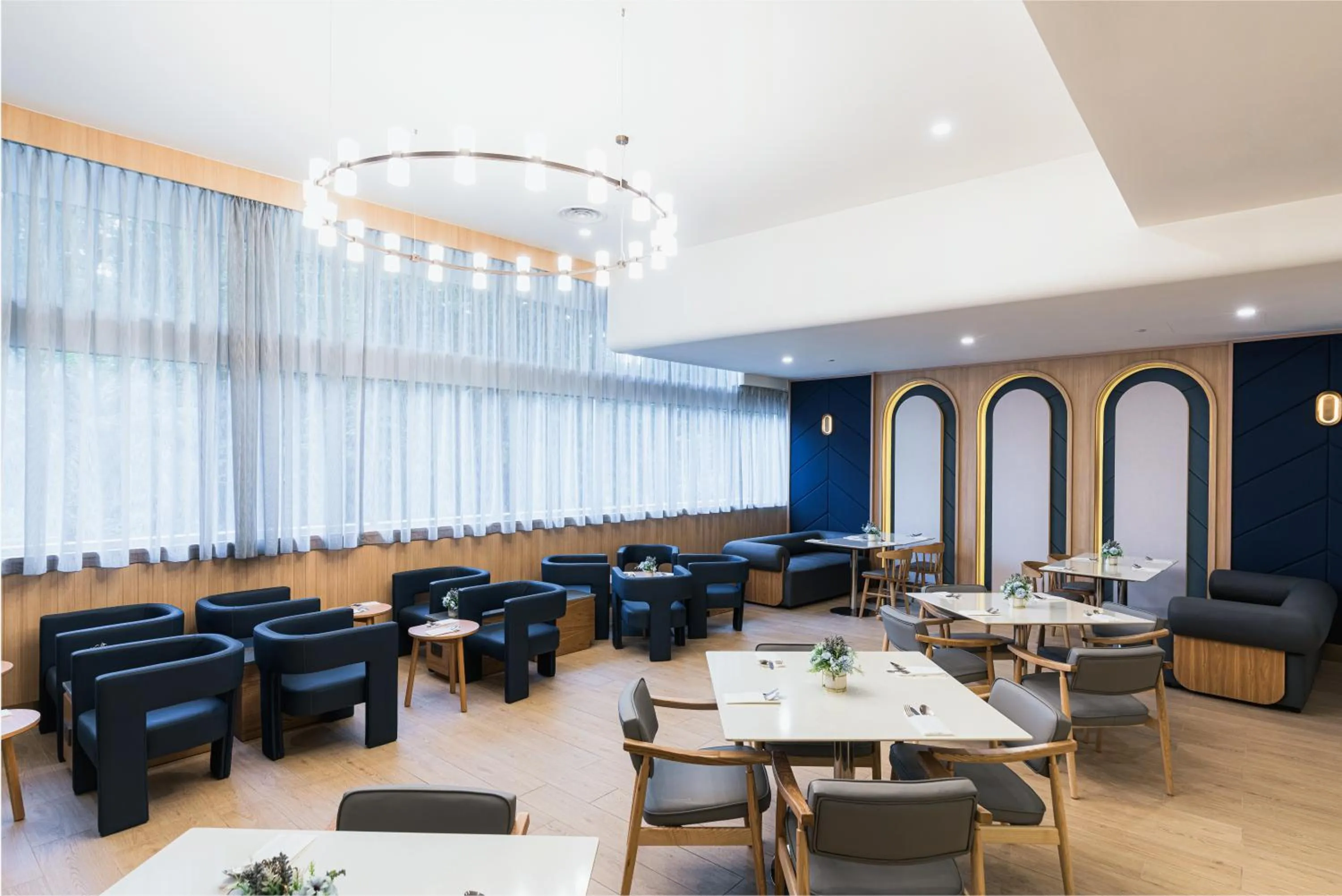 Restaurant/places to eat in Furama RiverFront