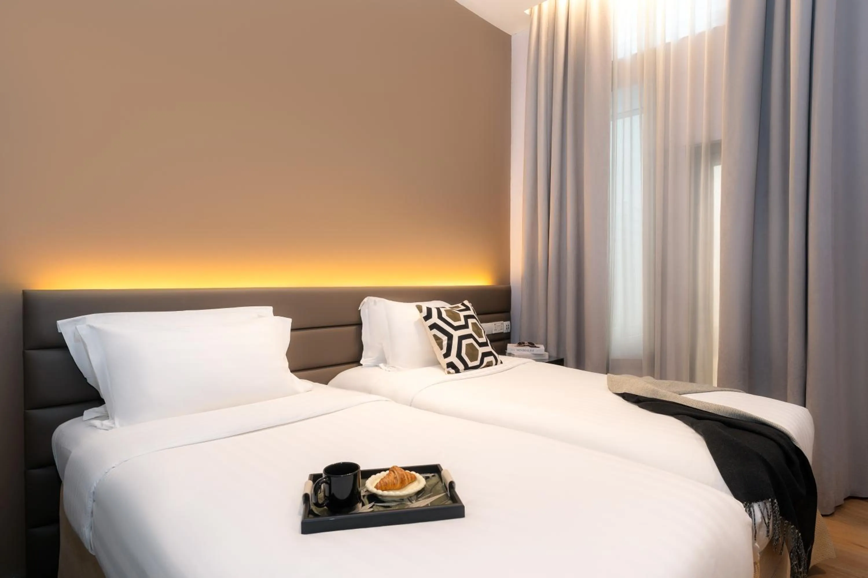 Bed in Furama City Centre