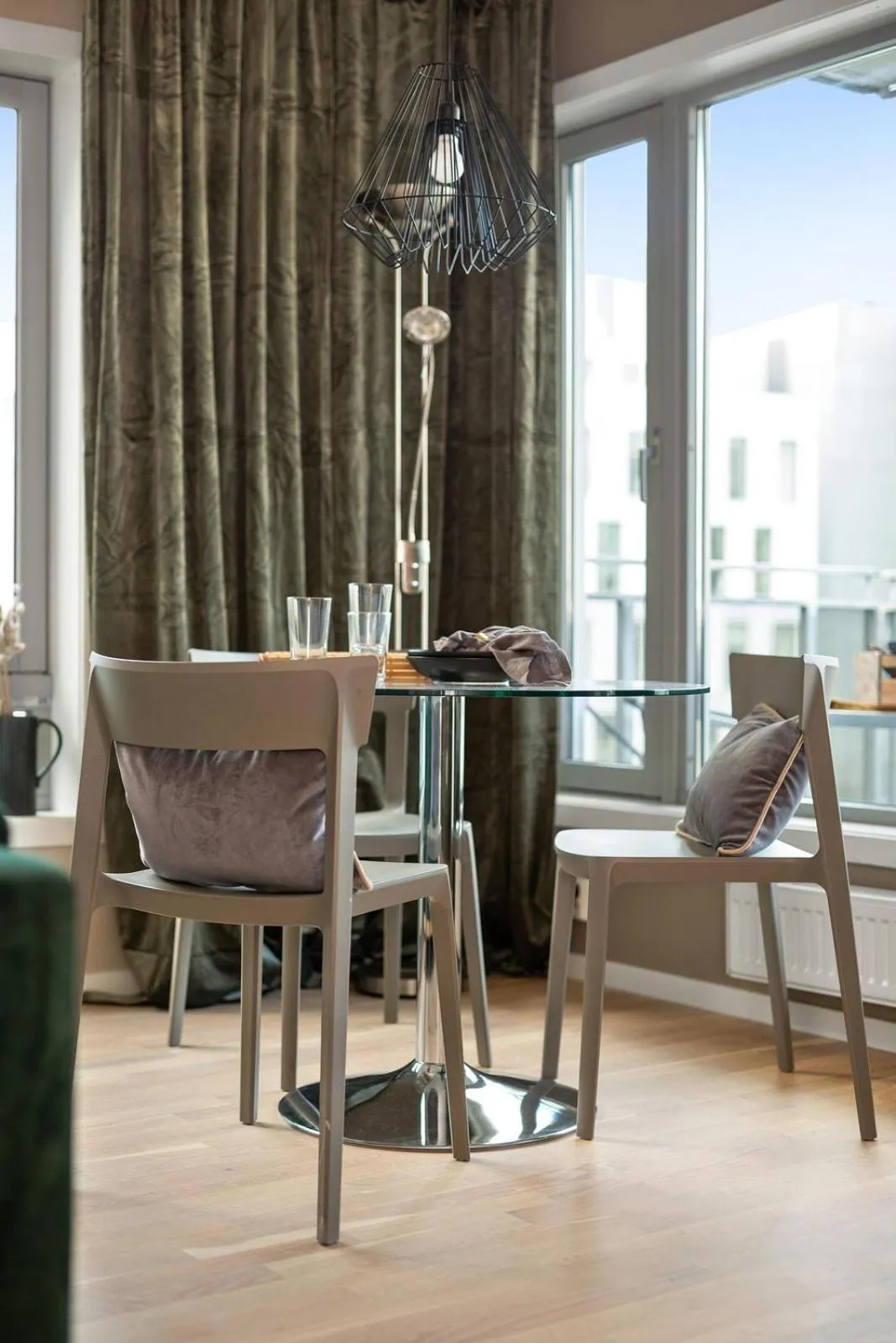 Dining area in BJØRVIKA APARTMENTS, Teaterplassen, Oslo city center