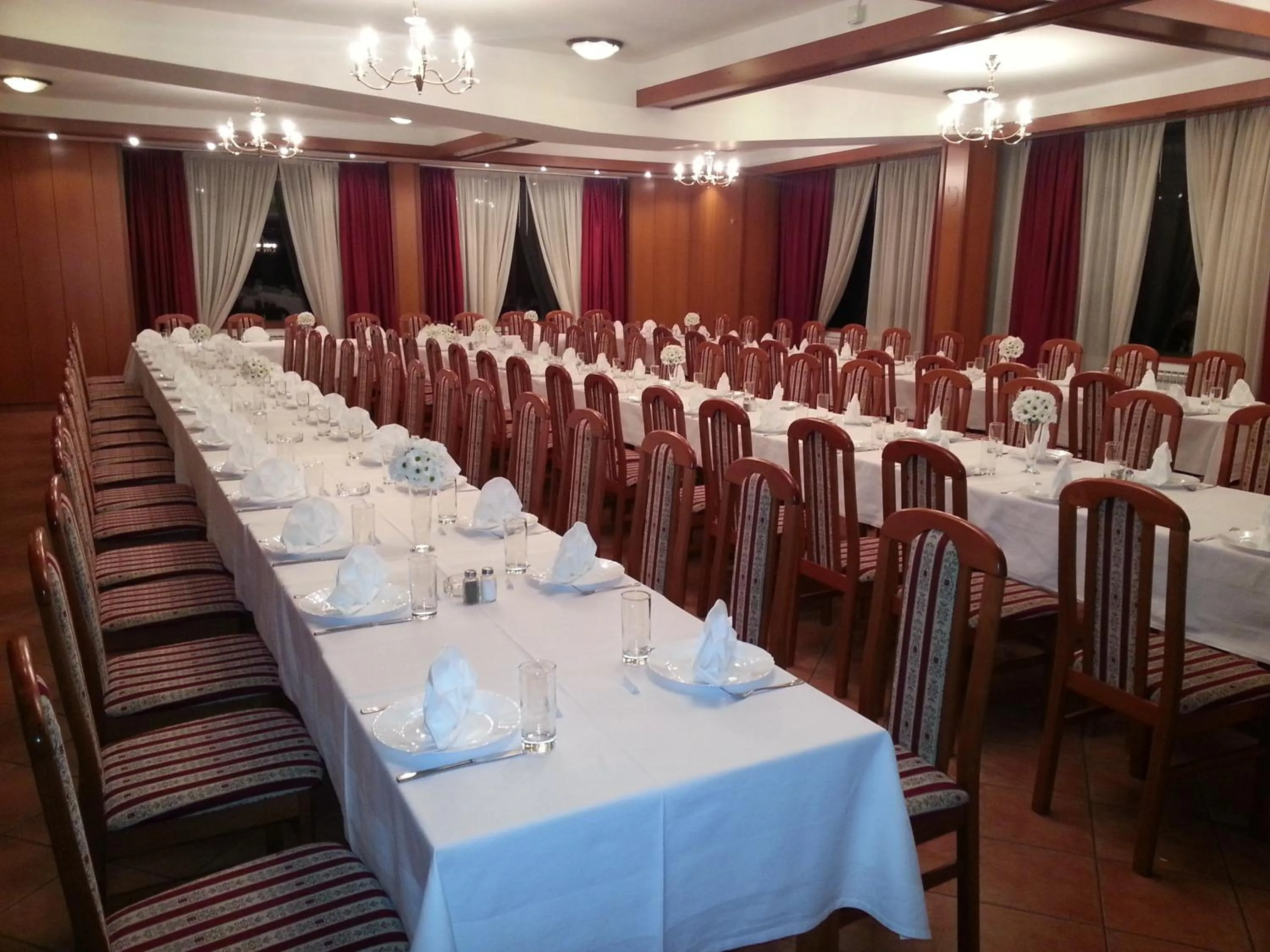 Restaurant/places to eat in Hotel Damis