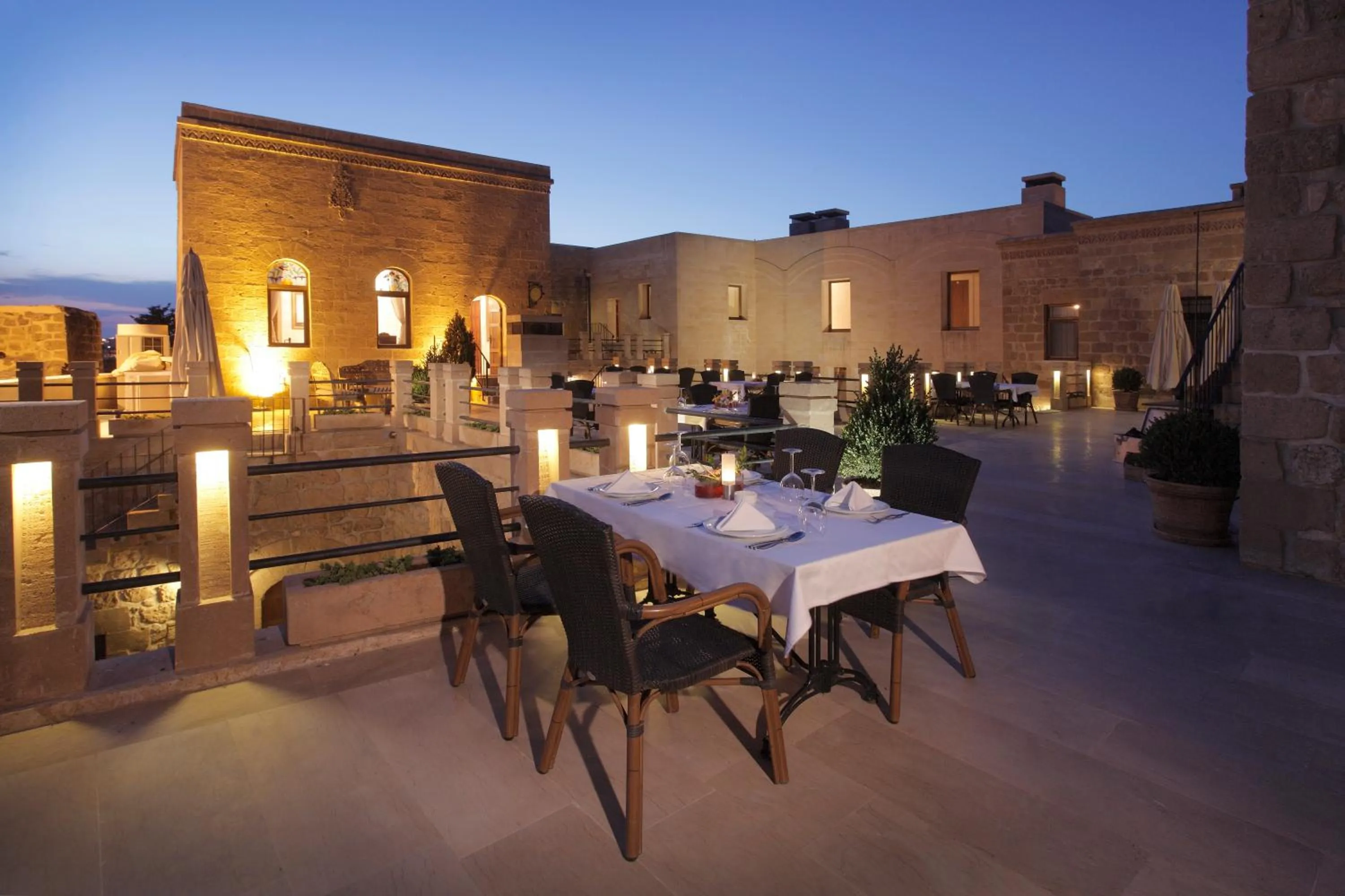 Restaurant/places to eat in Kasr-i Nehroz Hotel