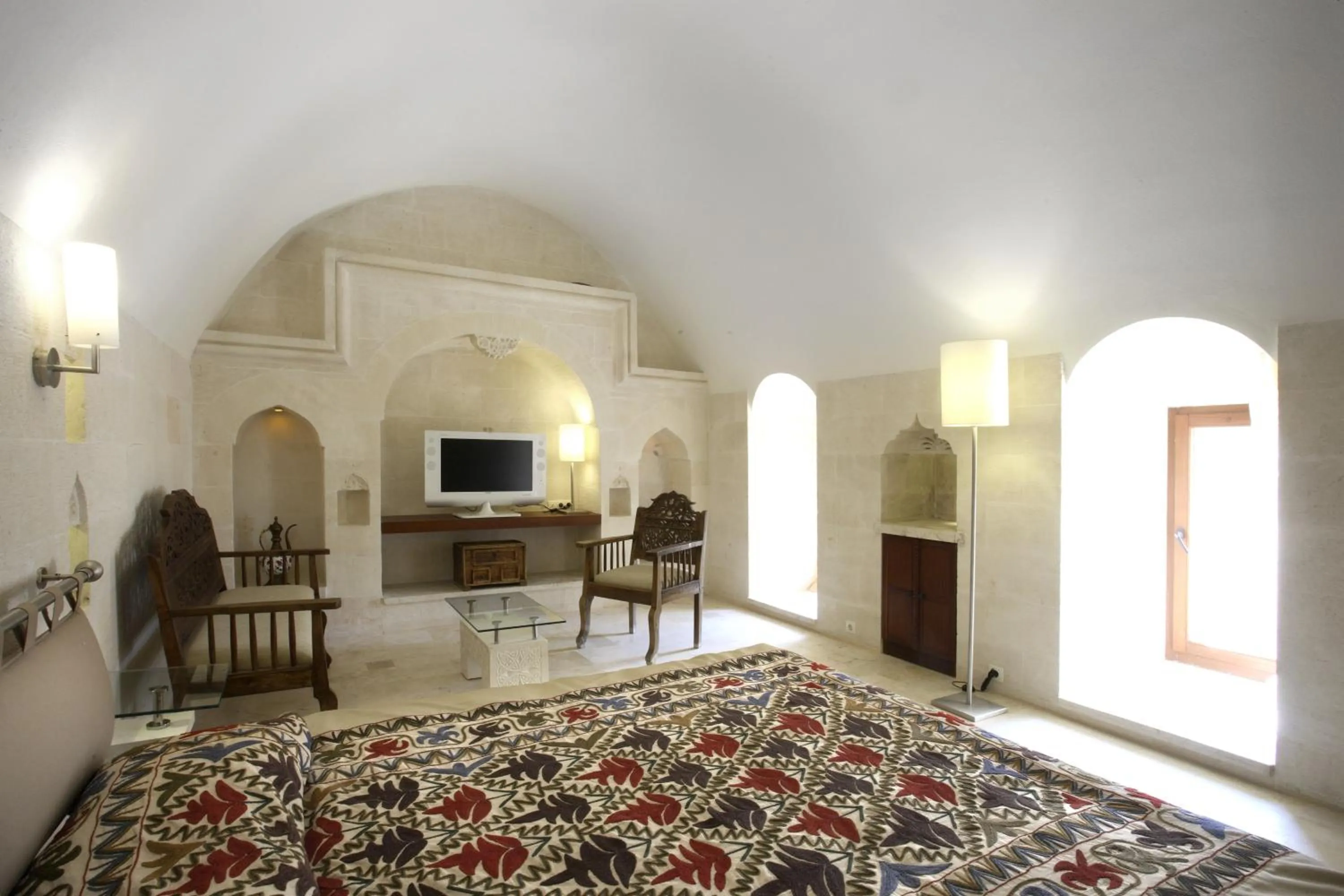 Bed in Kasr-i Nehroz Hotel